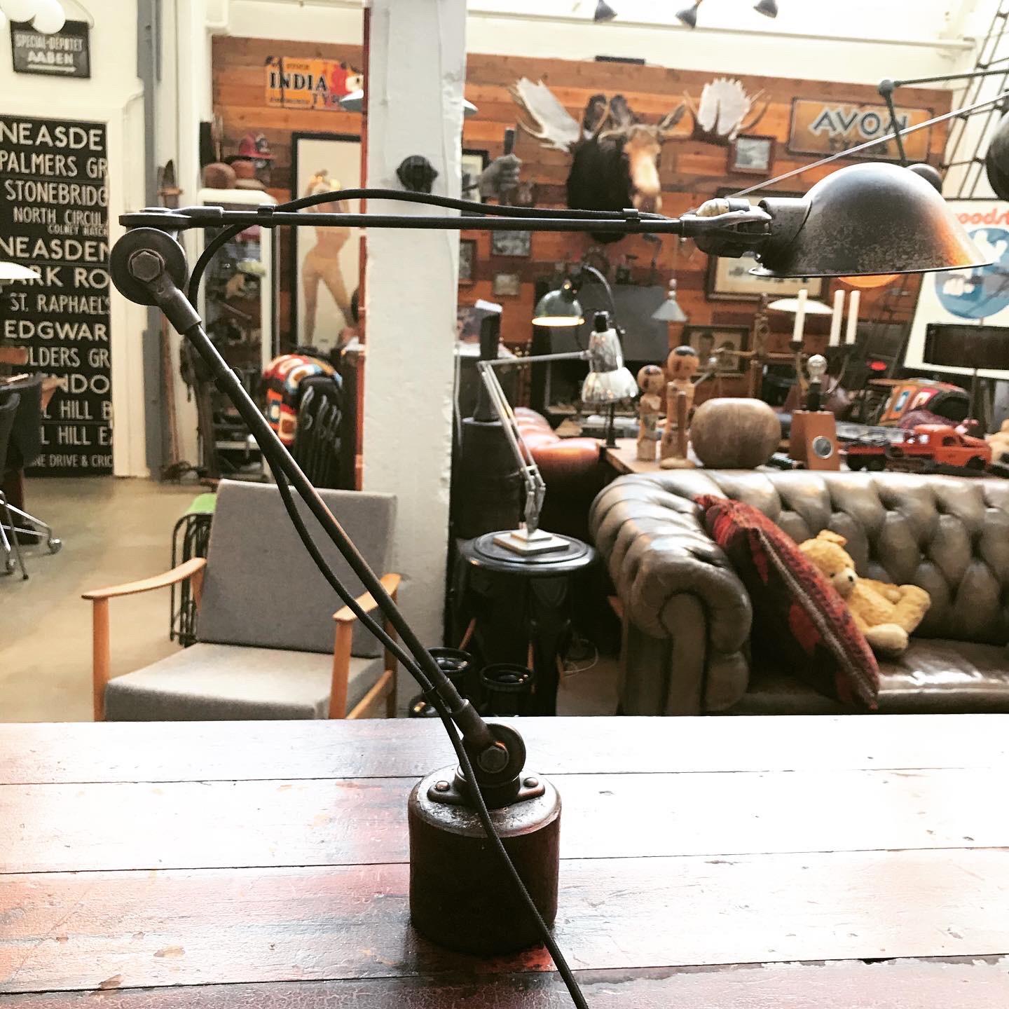 Antique Mc Crosky work lamp in original condition with no repairs.
This lamp has a great patina and age related wear.
A product from the industrial revolution when things were made to last and when that extra effort was put into design and