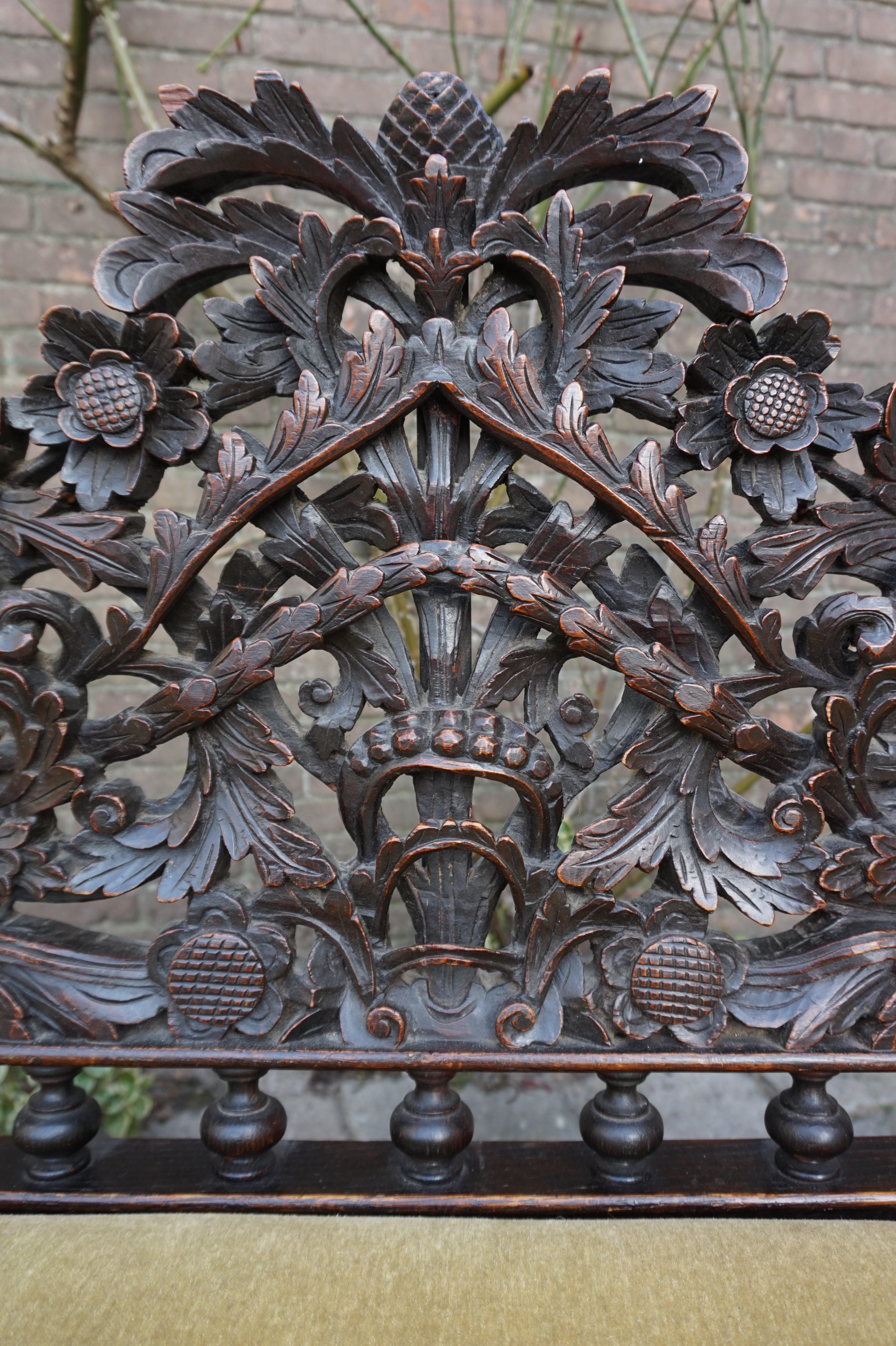Antique & Meaningful Hand Carved Colonial 'East Meets West' Settee Hall Bench In Good Condition In Lisse, NL