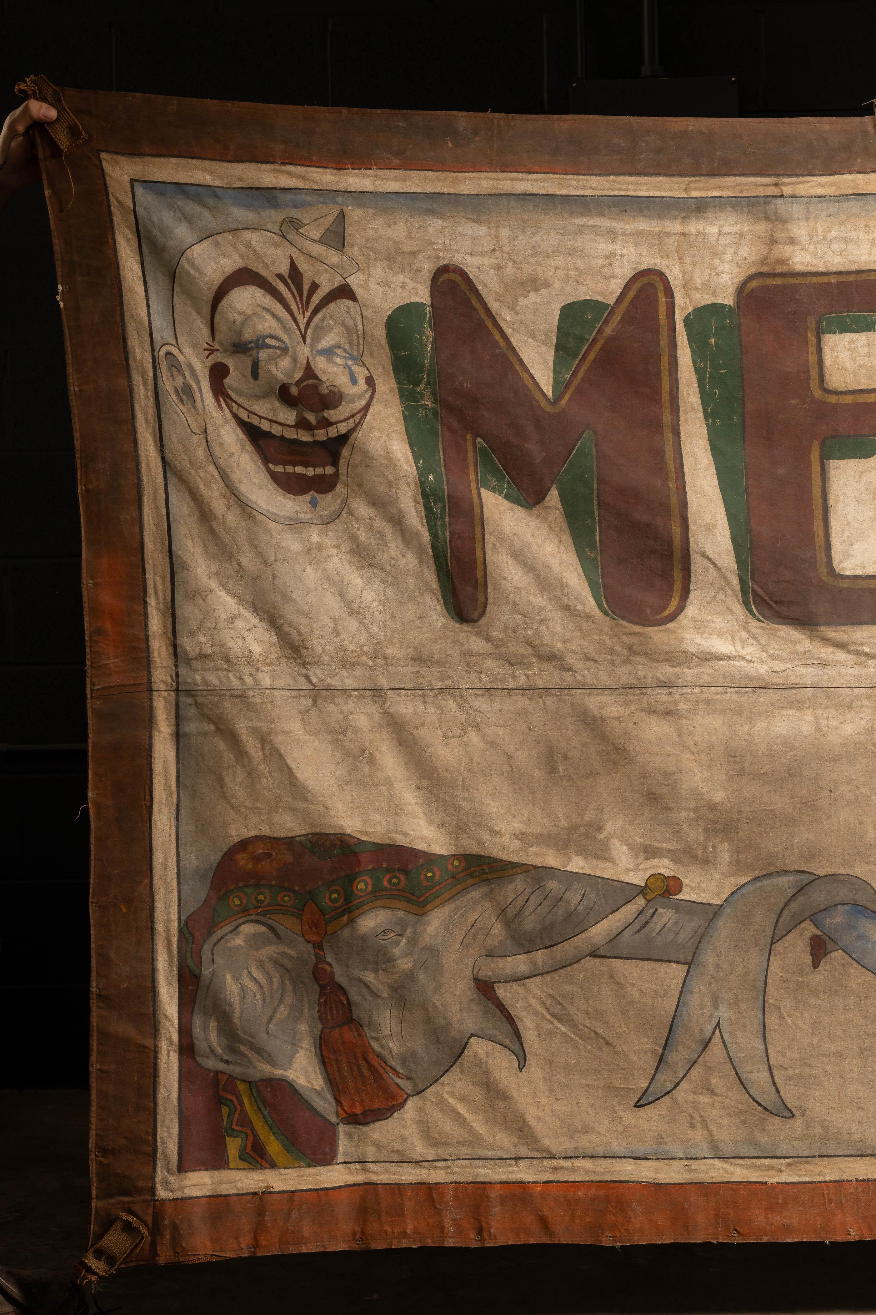 Dieses antike Leinwandbanner wirbt für einen historischen mechanischen Zirkus. Die Fahne stammt wahrscheinlich aus der Zeit um die Jahrhundertwende. Bitte sehen Sie sich die Fotos genau an, um den Zustand des Banners zu beurteilen.

Wenn die Fahne