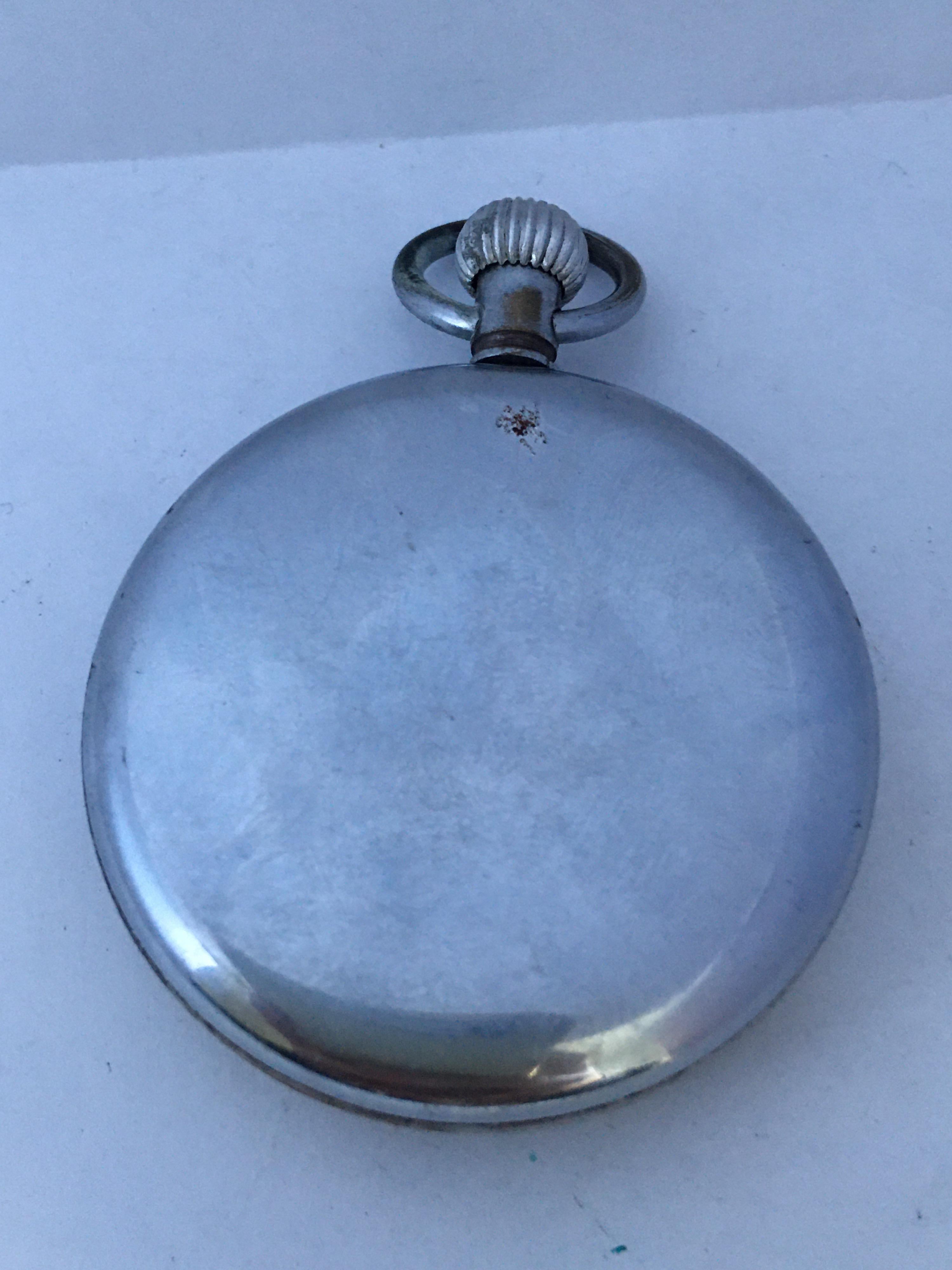 Diese gebrauchte antike Sportrekorder-Taschenuhr ist funktionsfähig und läuft gut. Sichtbare Anzeichen von Verschleiß und hat mit dem Chrom-Metall-Gehäuse gealtert / Bessel ist getrübt, wie gezeigt. Bitte studieren Sie die Bilder sorgfältig, da sie