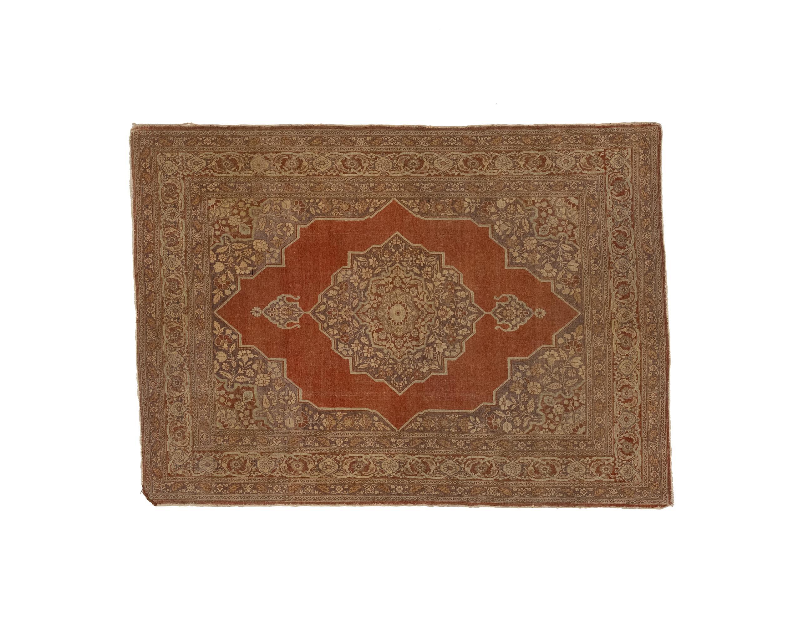 Der antike Medaillonteppich ist ein beeindruckendes Stück Handwerkskunst aus den 1880er Jahren. Es handelt sich um einen handgewebten Teppich, was seine Authentizität und seinen Charme unterstreicht. Der Teppich zeichnet sich durch ein fesselndes
