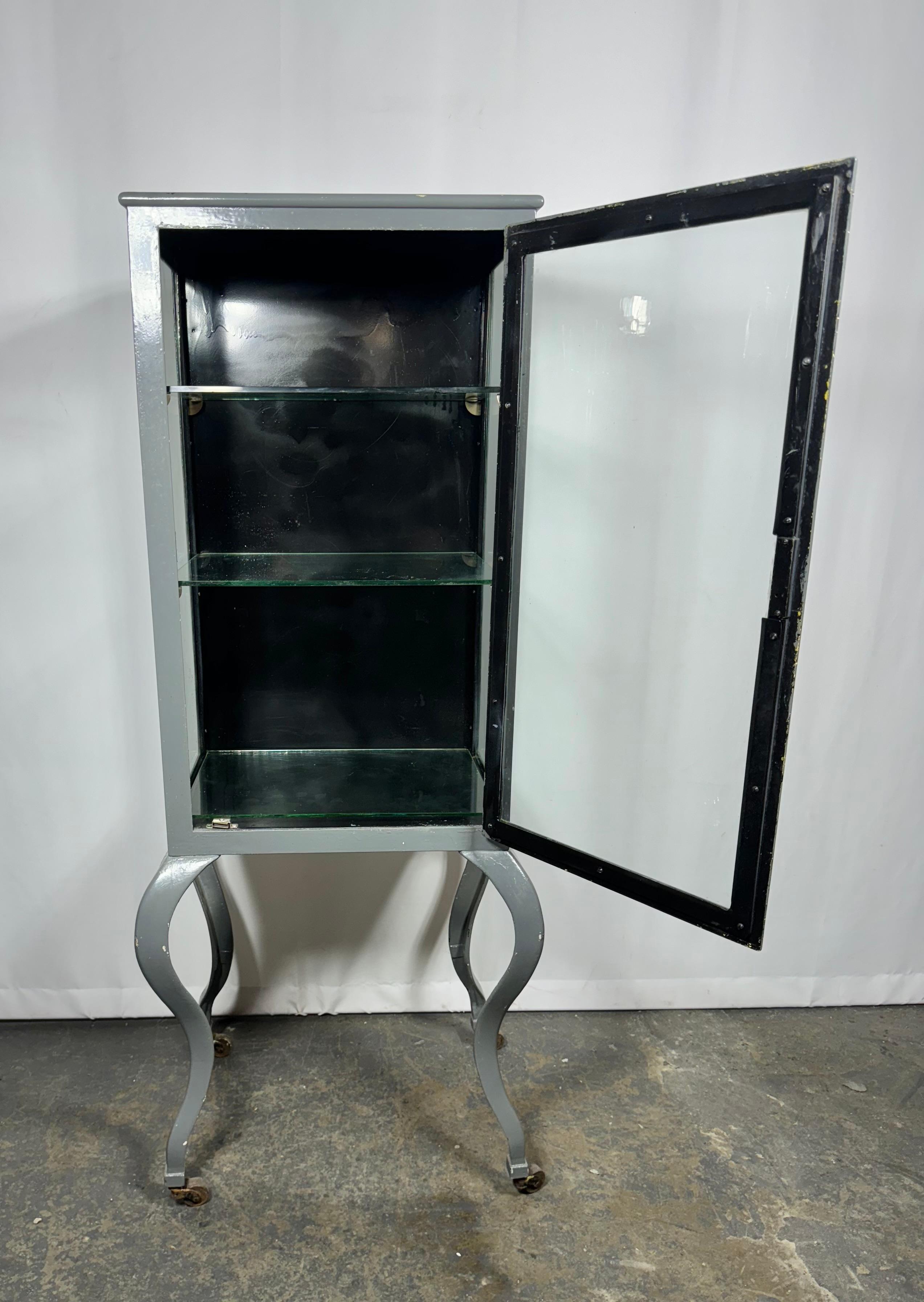 Industriel Antiquités médicales / Dr, dentaires  Armoire sur roues, pieds cabriole en vente