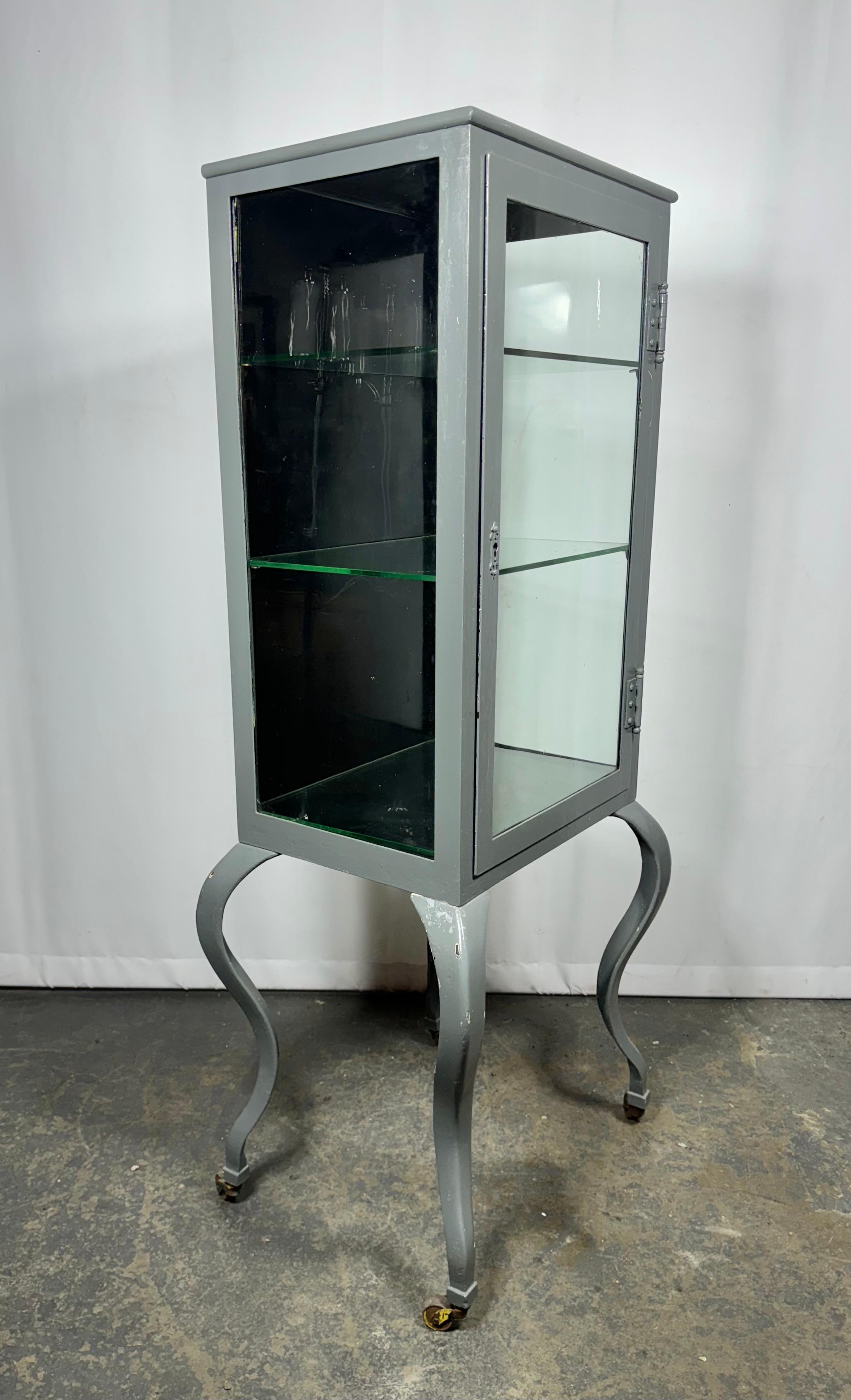 Antiquités médicales / Dr, dentaires  Armoire sur roues, pieds cabriole Bon état - En vente à Buffalo, NY