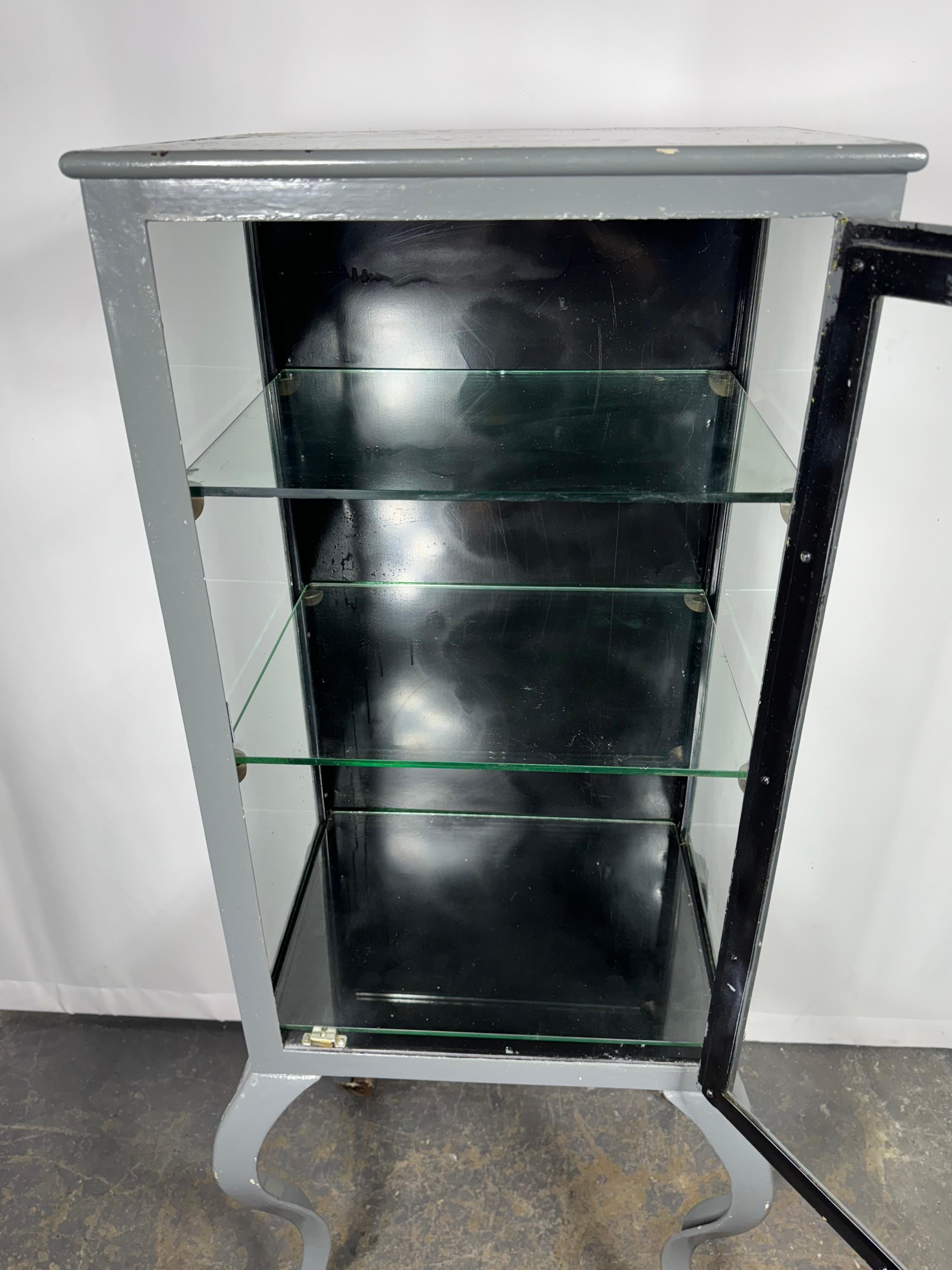 20ième siècle Antiquités médicales / Dr, dentaires  Armoire sur roues, pieds cabriole en vente