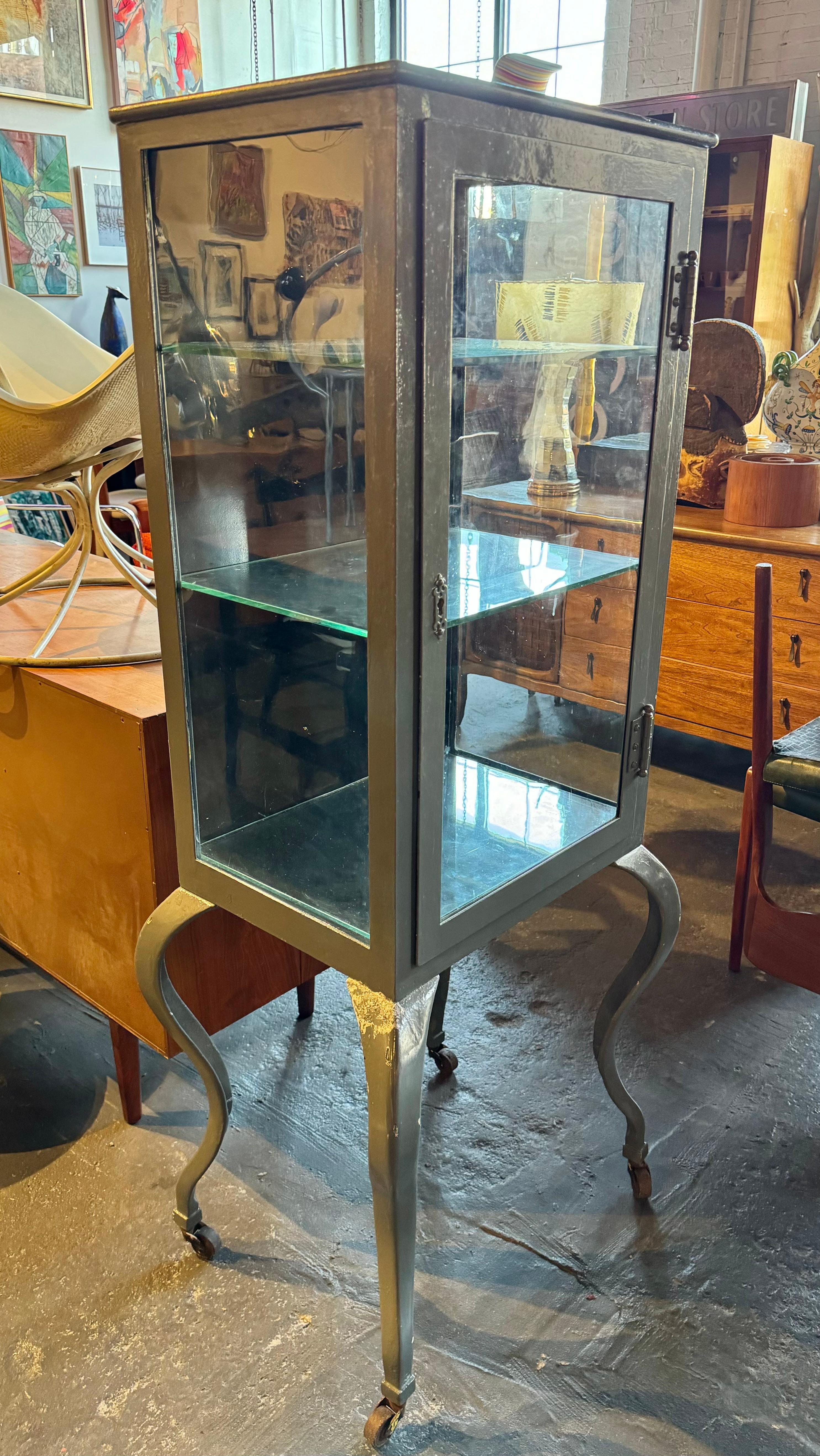 Antiquités médicales / Dr, dentaires  Armoire sur roues, pieds cabriole en vente 1