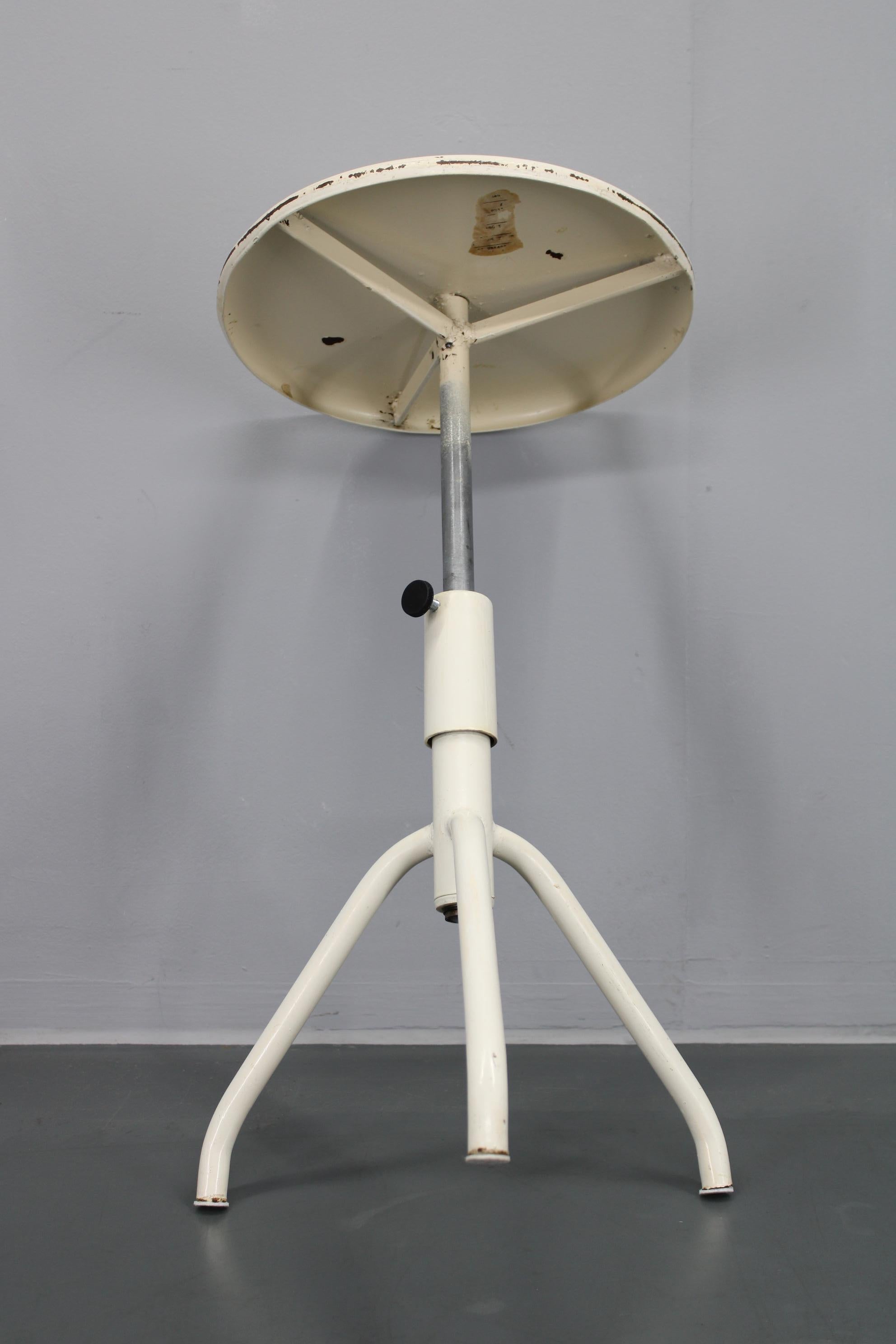 Tabouret médical ancien pivotant et réglable en vente 3