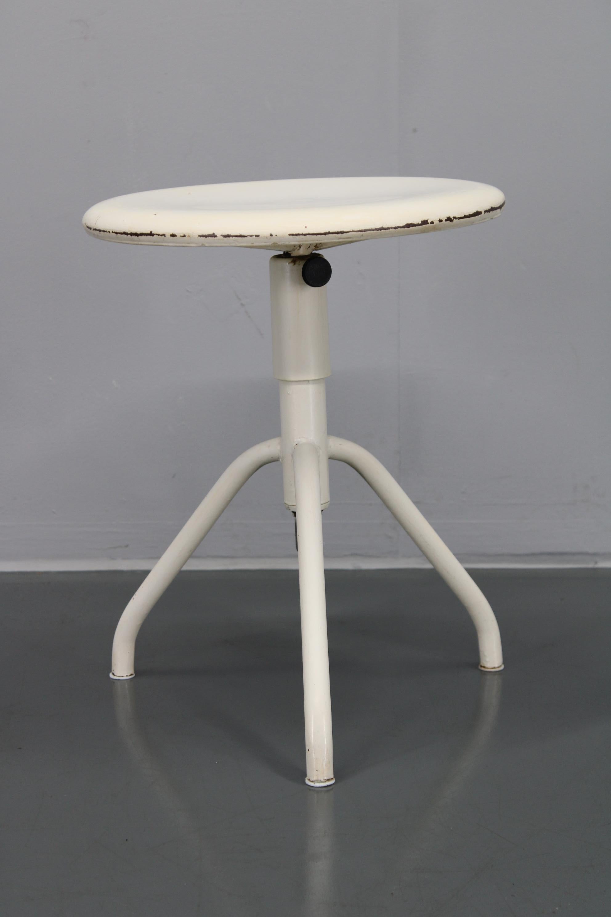 - bon état d'origine avec signes d'utilisation 
- Max. Hauteur : 64 cm