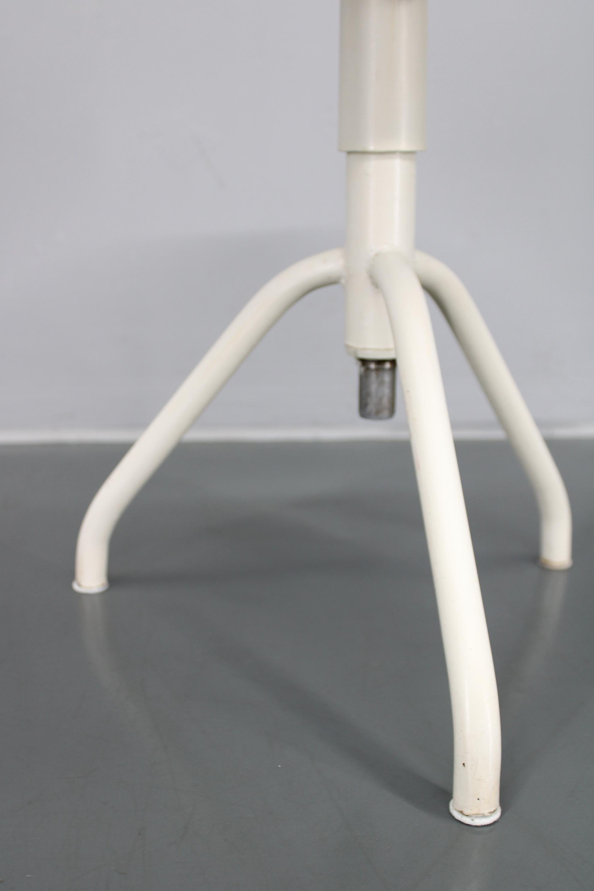 Tabouret médical ancien pivotant et réglable Bon état - En vente à Praha, CZ
