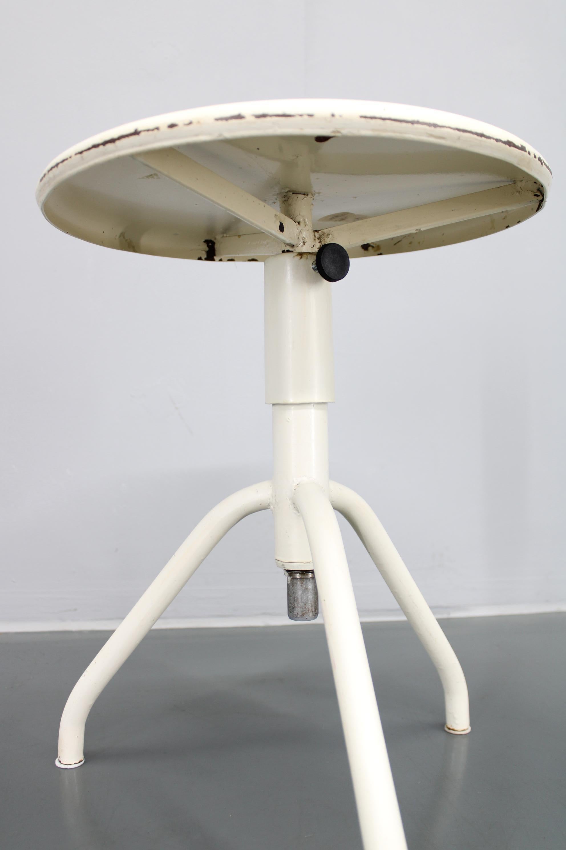 20ième siècle Tabouret médical ancien pivotant et réglable en vente