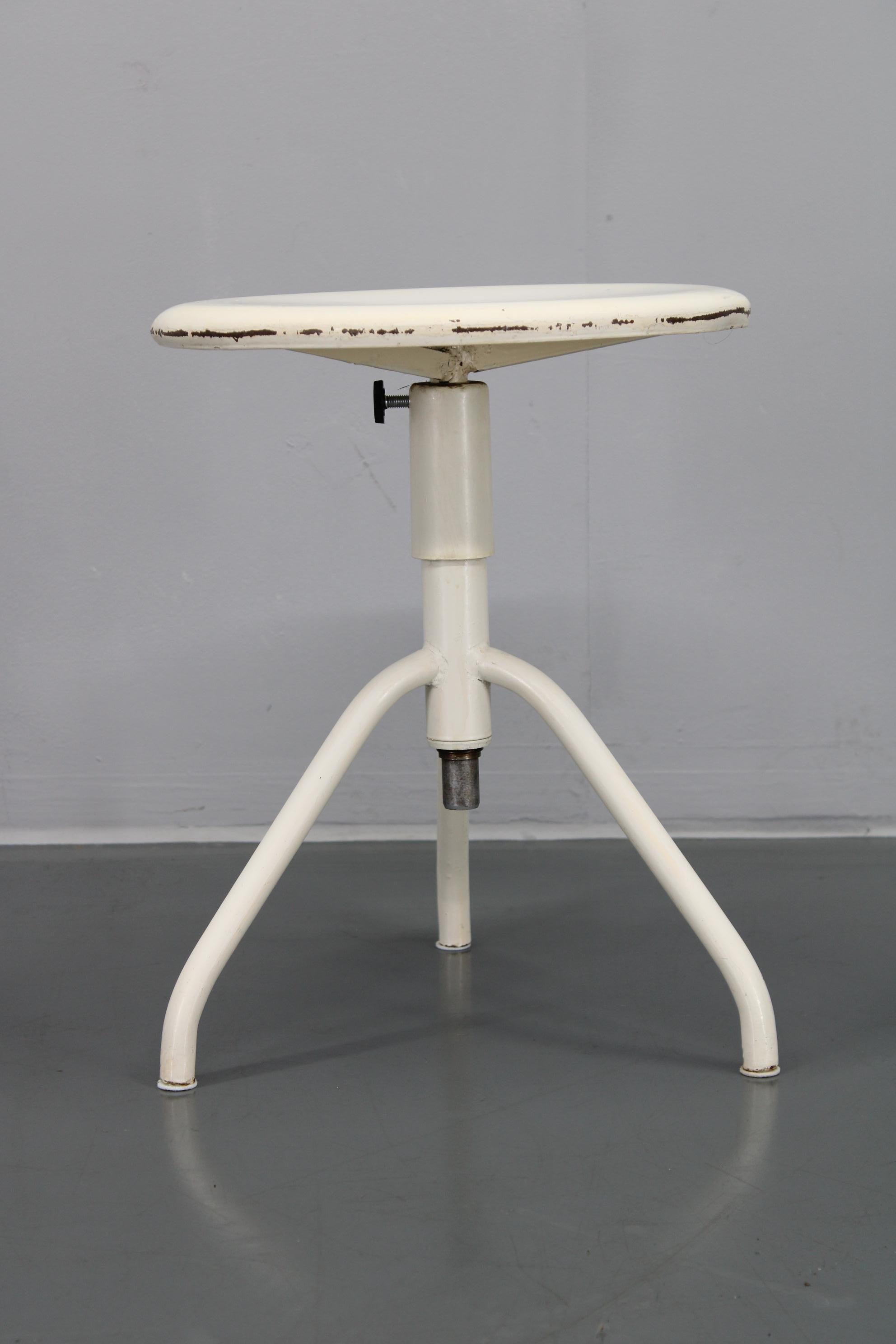 Tabouret médical ancien pivotant et réglable en vente 1