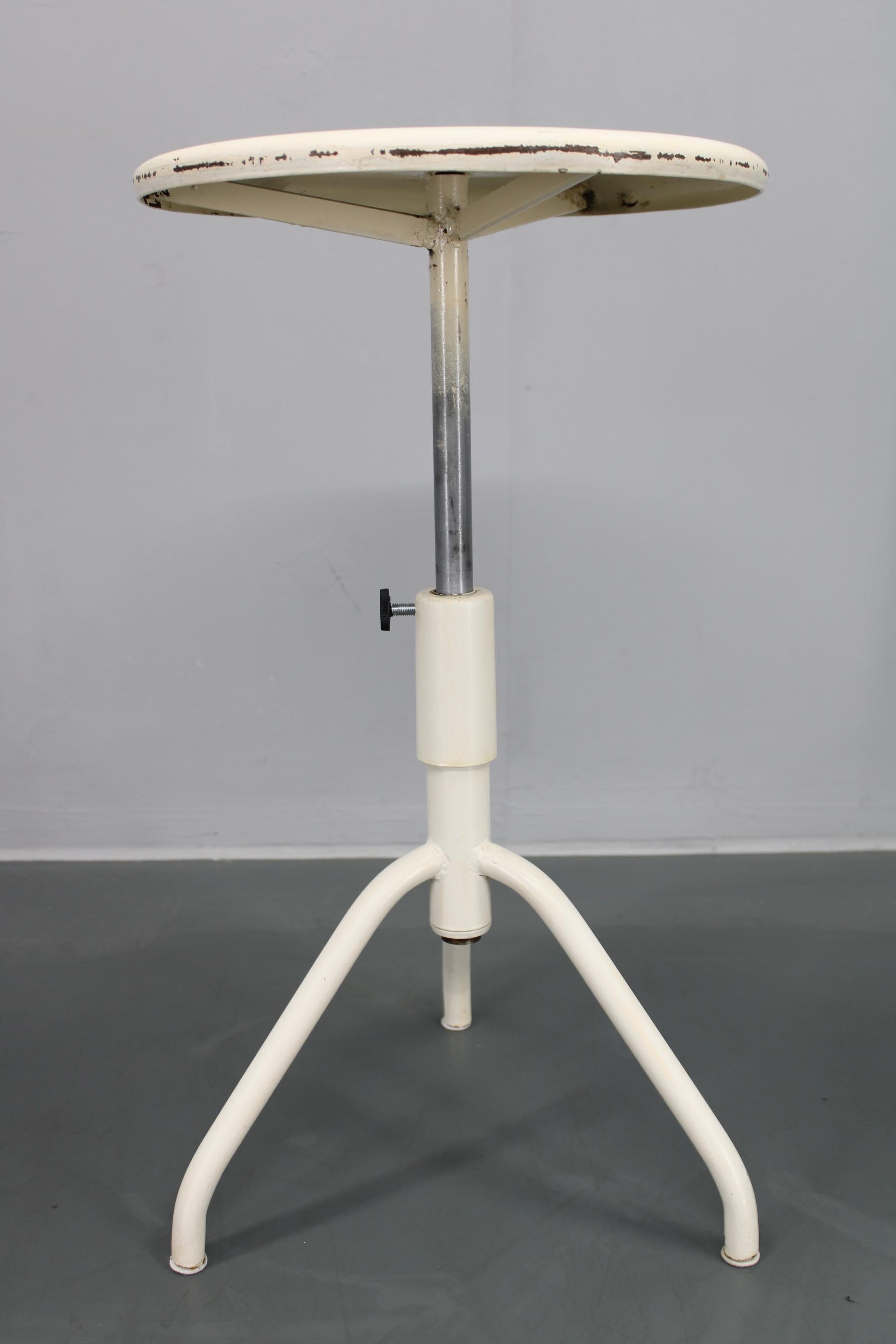 Tabouret médical ancien pivotant et réglable en vente 2