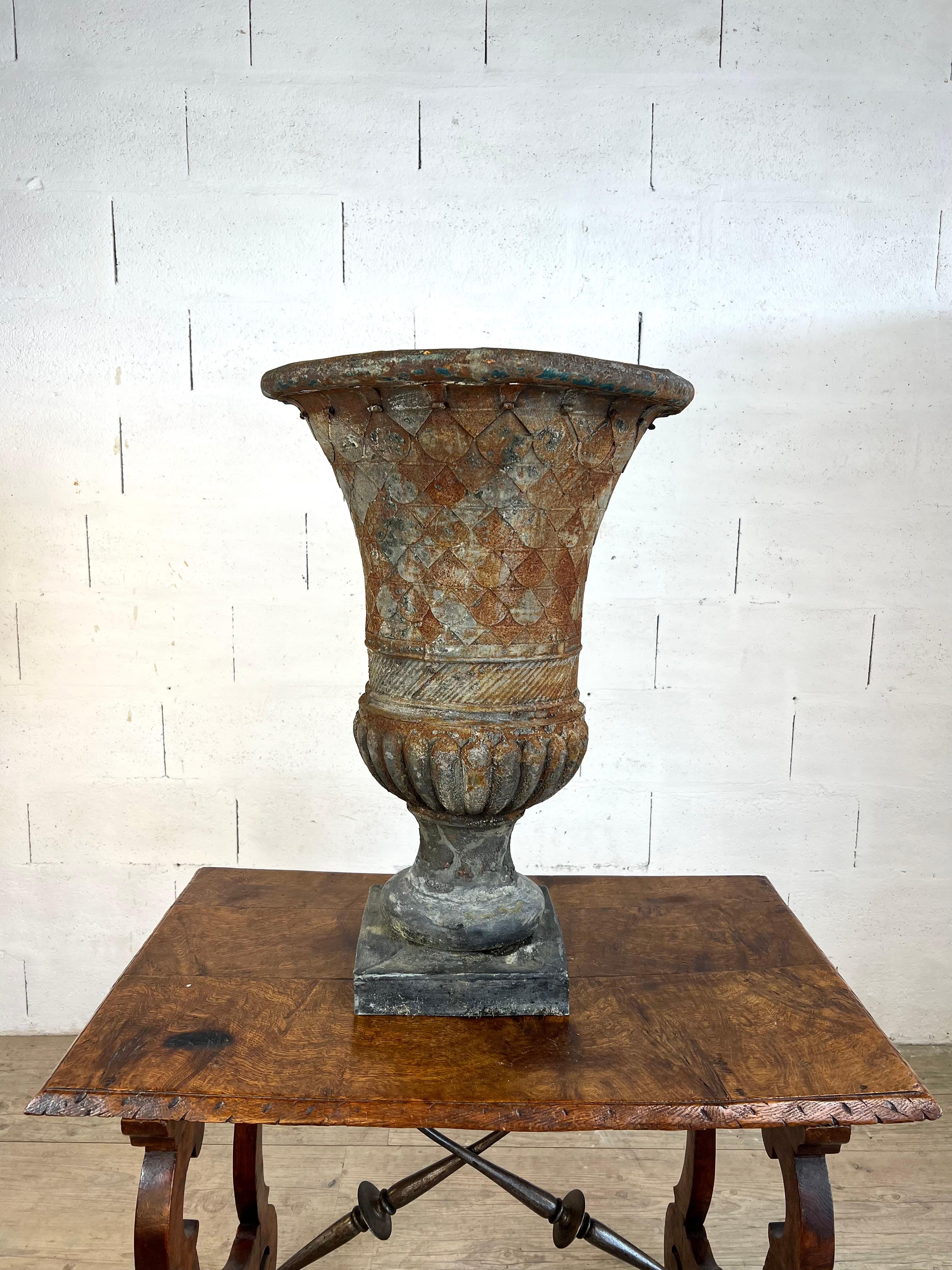 Rare vase de jardin ancien en tôle magnifiquement patinée, présentant la silhouette classique des Médicis, datant du XIXe siècle. Cette élégante jardinière en métal impressionne par son profil évasé, son échelle complexe et son motif de godrons,