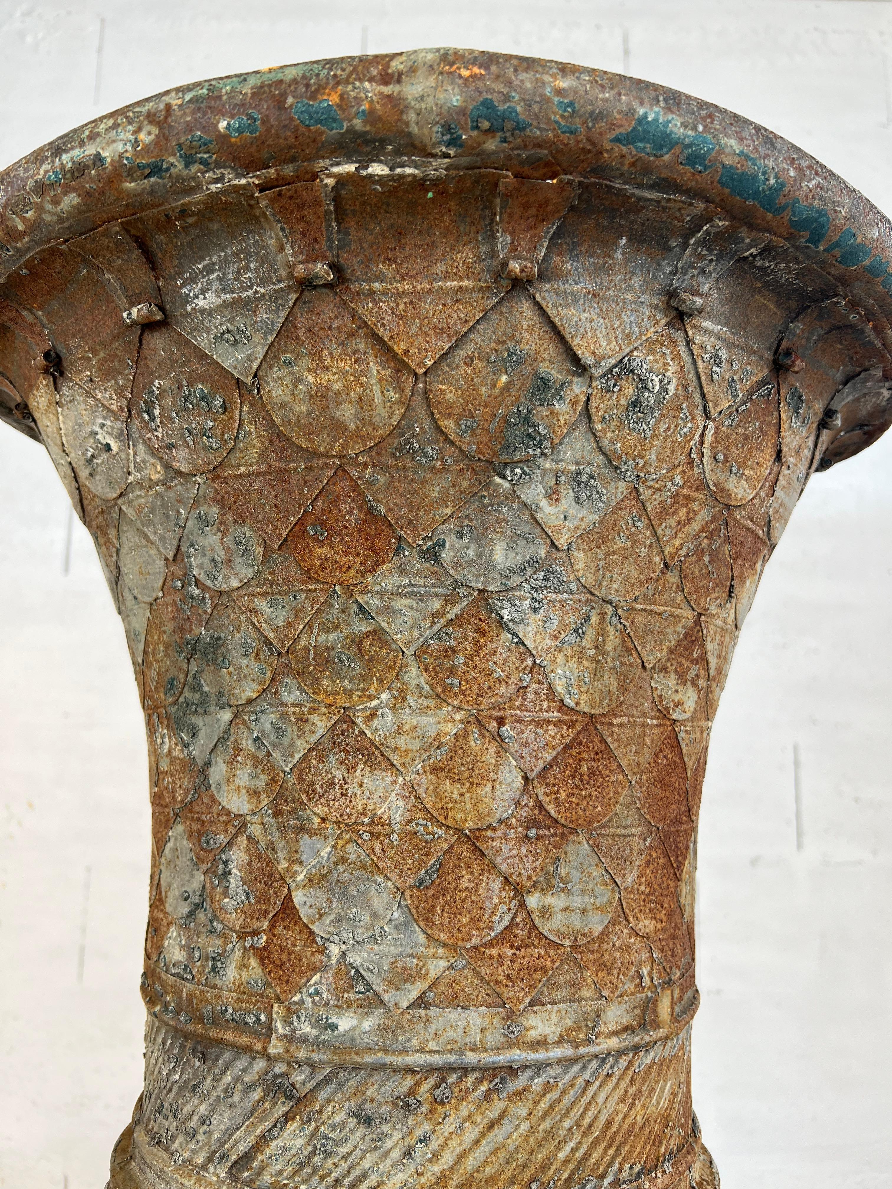 Français Vase ancien en tôle patinée en forme de Médicis - 19ème siècle en vente