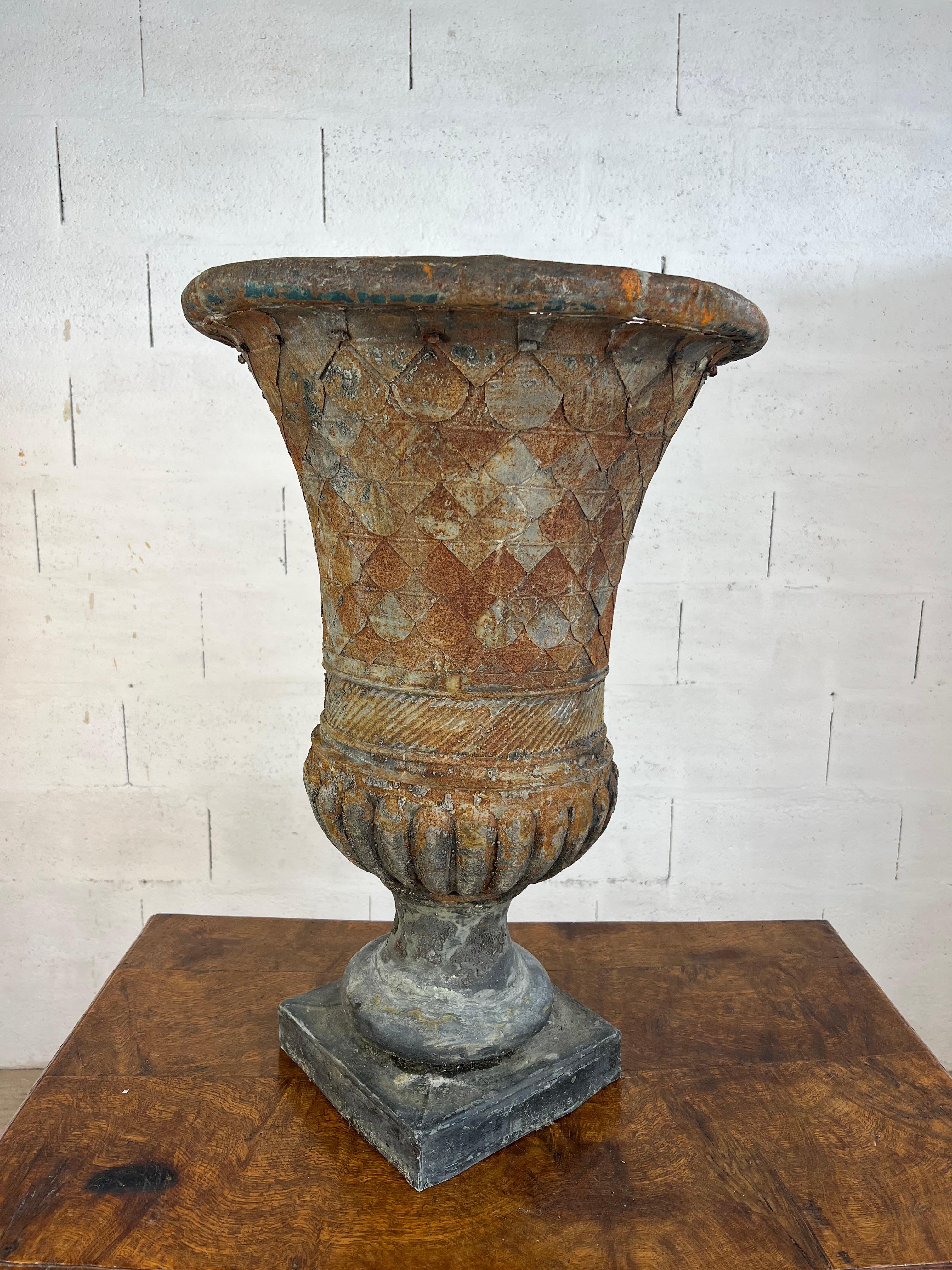 Fait main Vase ancien en tôle patinée en forme de Médicis - 19ème siècle en vente