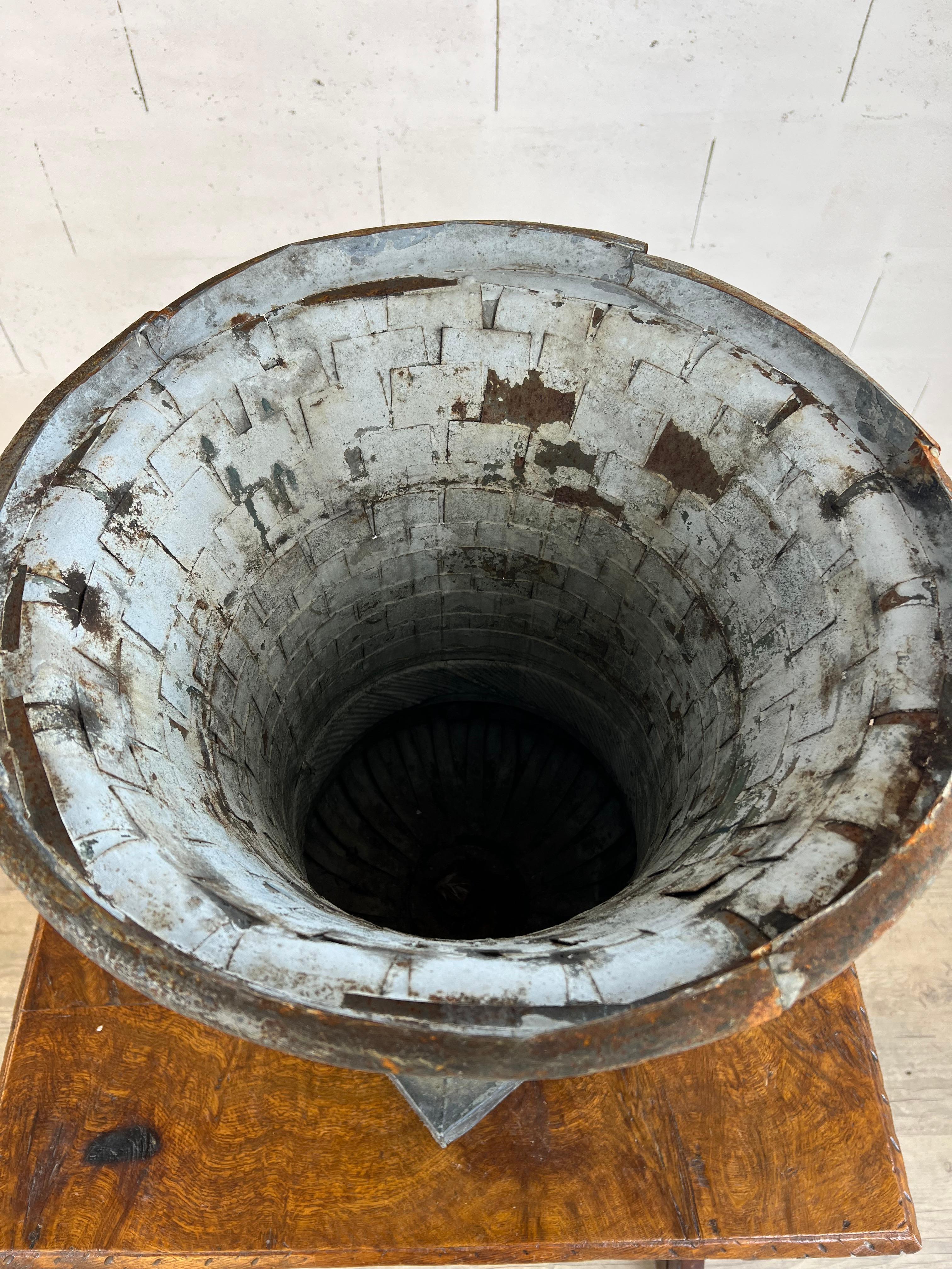 Vase ancien en tôle patinée en forme de Médicis - 19ème siècle Bon état - En vente à PARIS, FR