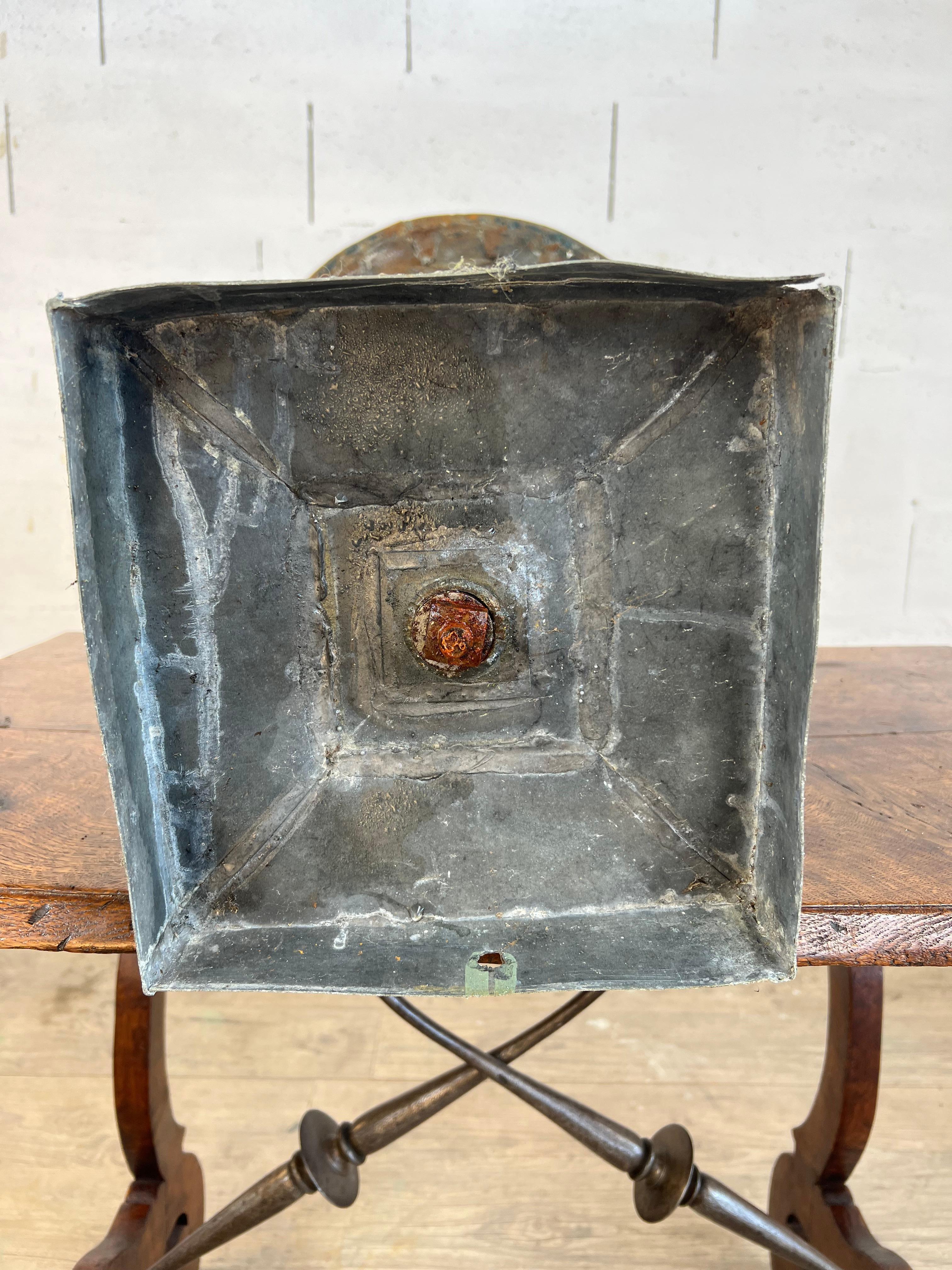XIXe siècle Vase ancien en tôle patinée en forme de Médicis - 19ème siècle en vente