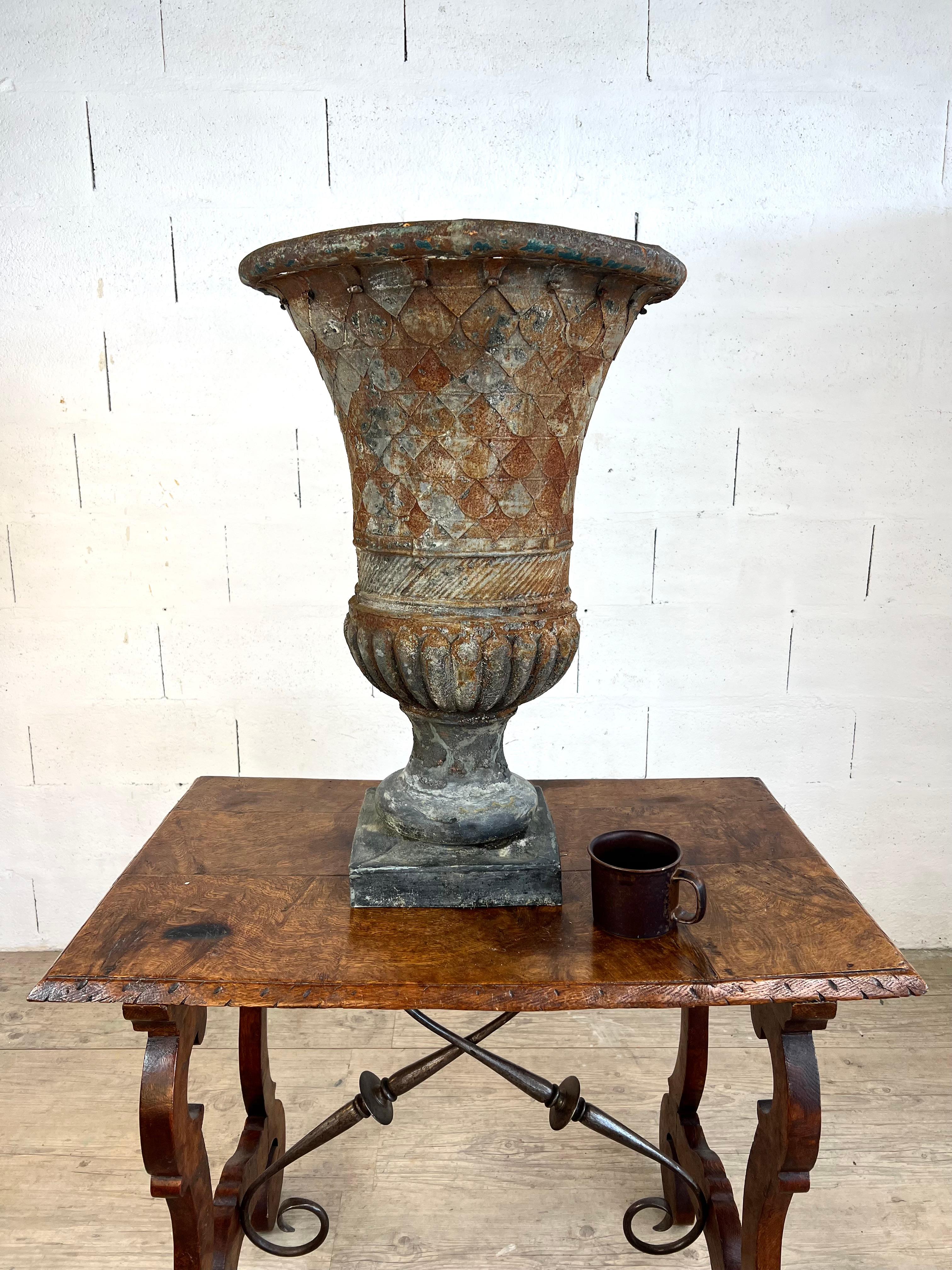 Vase ancien en tôle patinée en forme de Médicis - 19ème siècle en vente 1