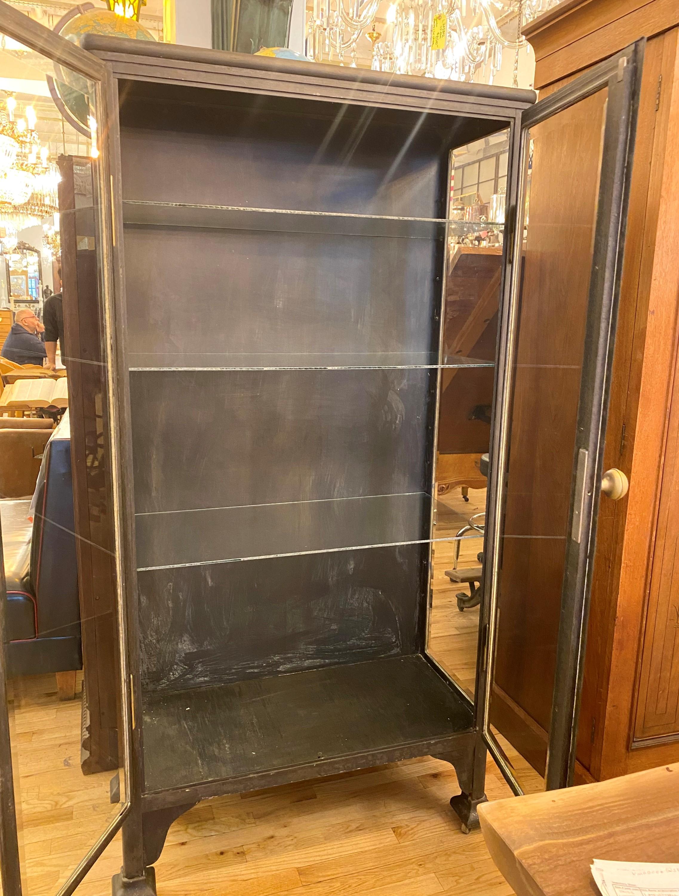 Ancienne armoire à pharmacie avec deux portes, quincaillerie en laiton en vente 2
