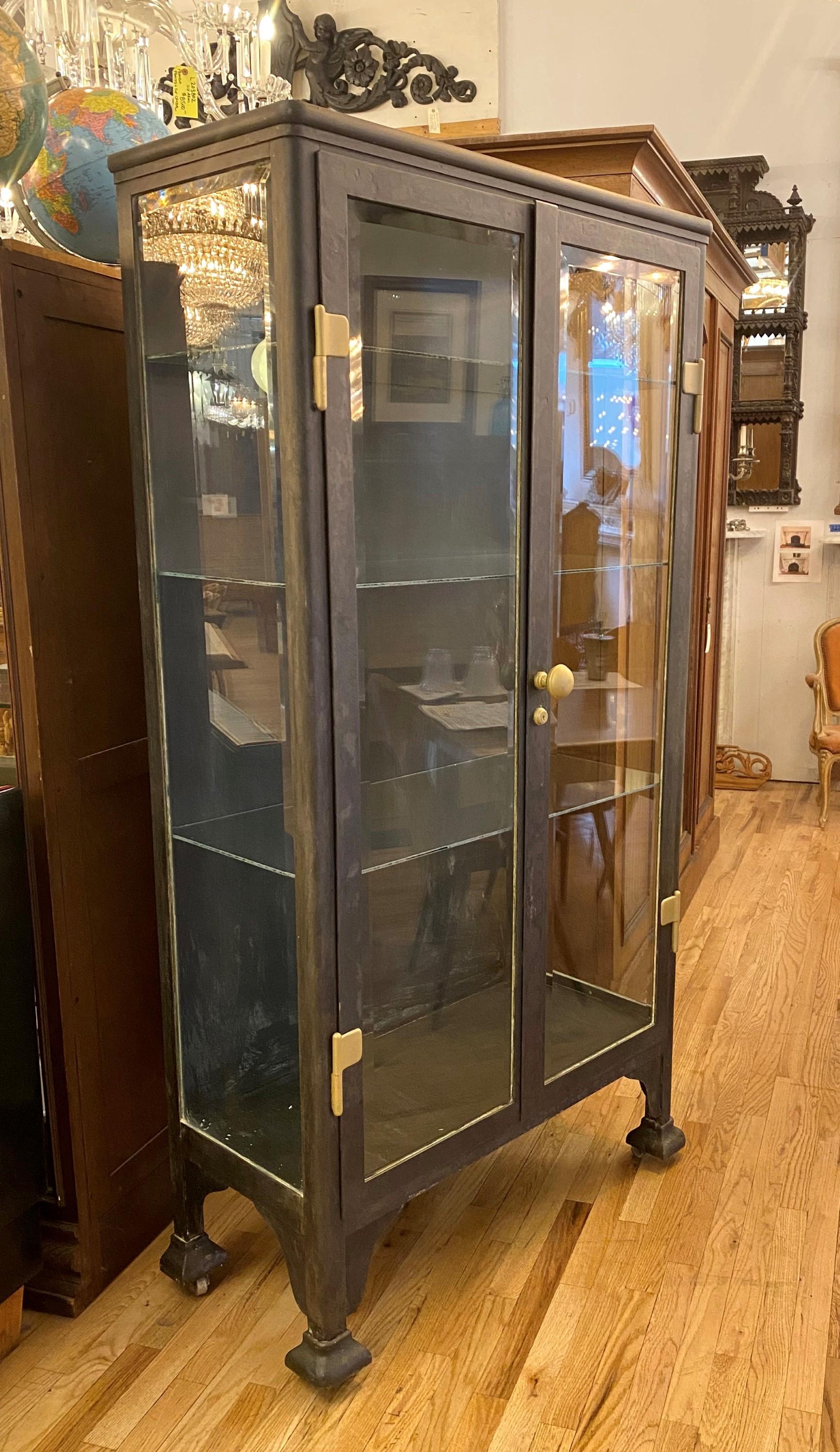 Industriel Ancienne armoire à pharmacie avec deux portes, quincaillerie en laiton en vente