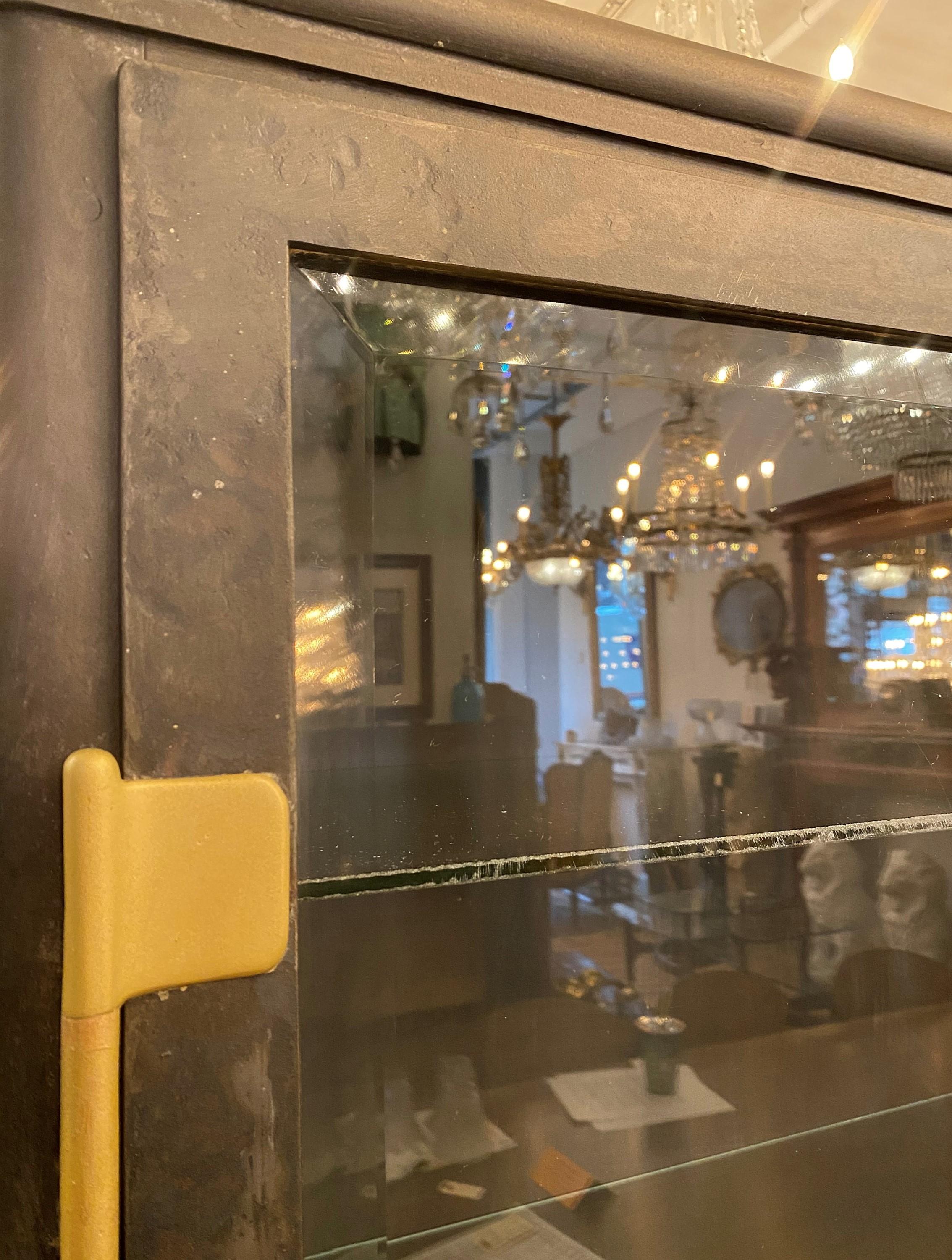 Antiker Medizinalschrank mit zwei Türen, Messingbeschläge im Zustand „Gut“ im Angebot in New York, NY