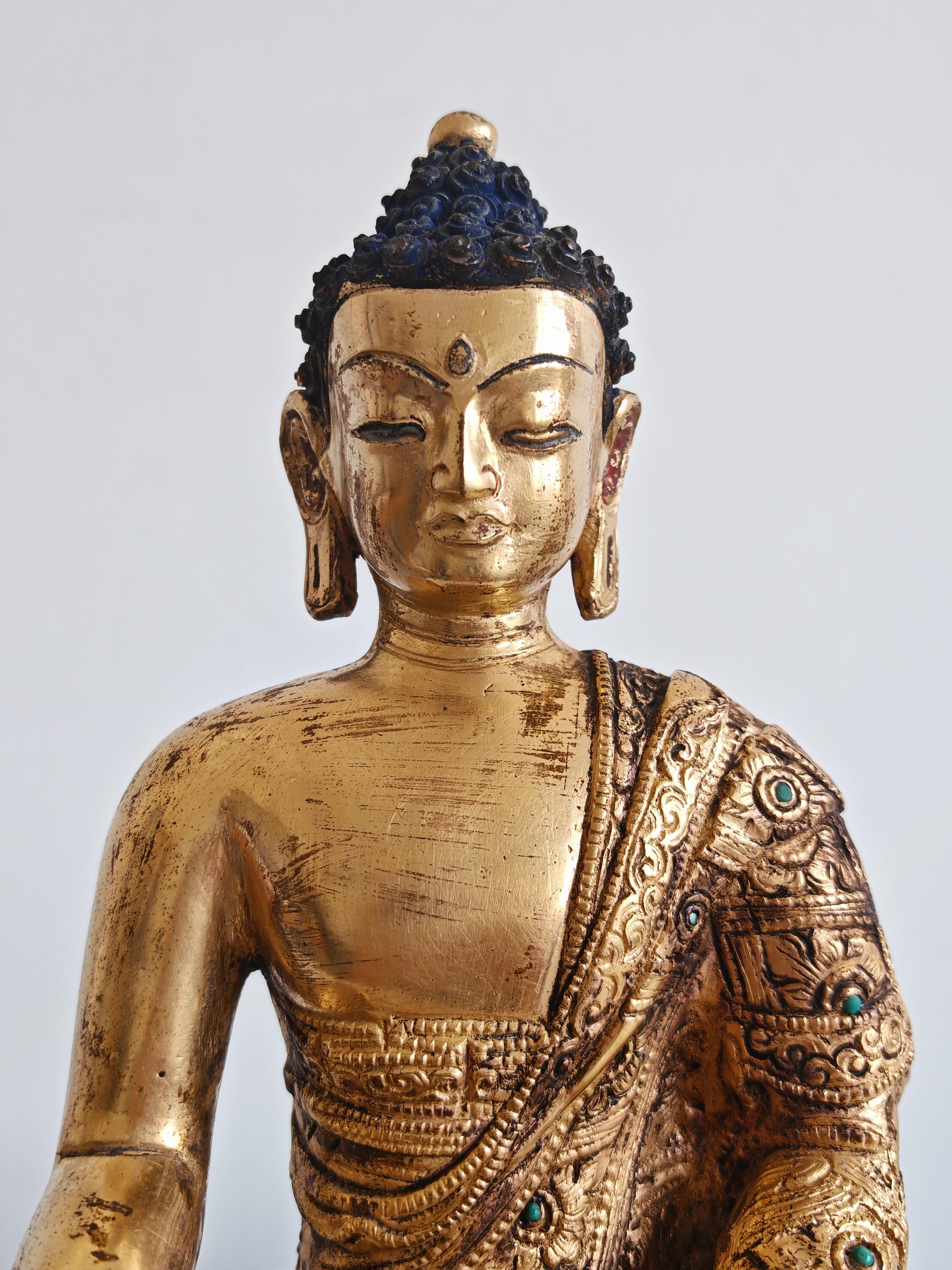 Dans cette annonce, vous trouverez une Statue de Bouddha de la Sagesse Ratnasambhava en bronze doré tibétain ancien. La statue est en bronze et présente une finition dorée rayonnante, symbolisant la pureté et l'illumination. La posture est