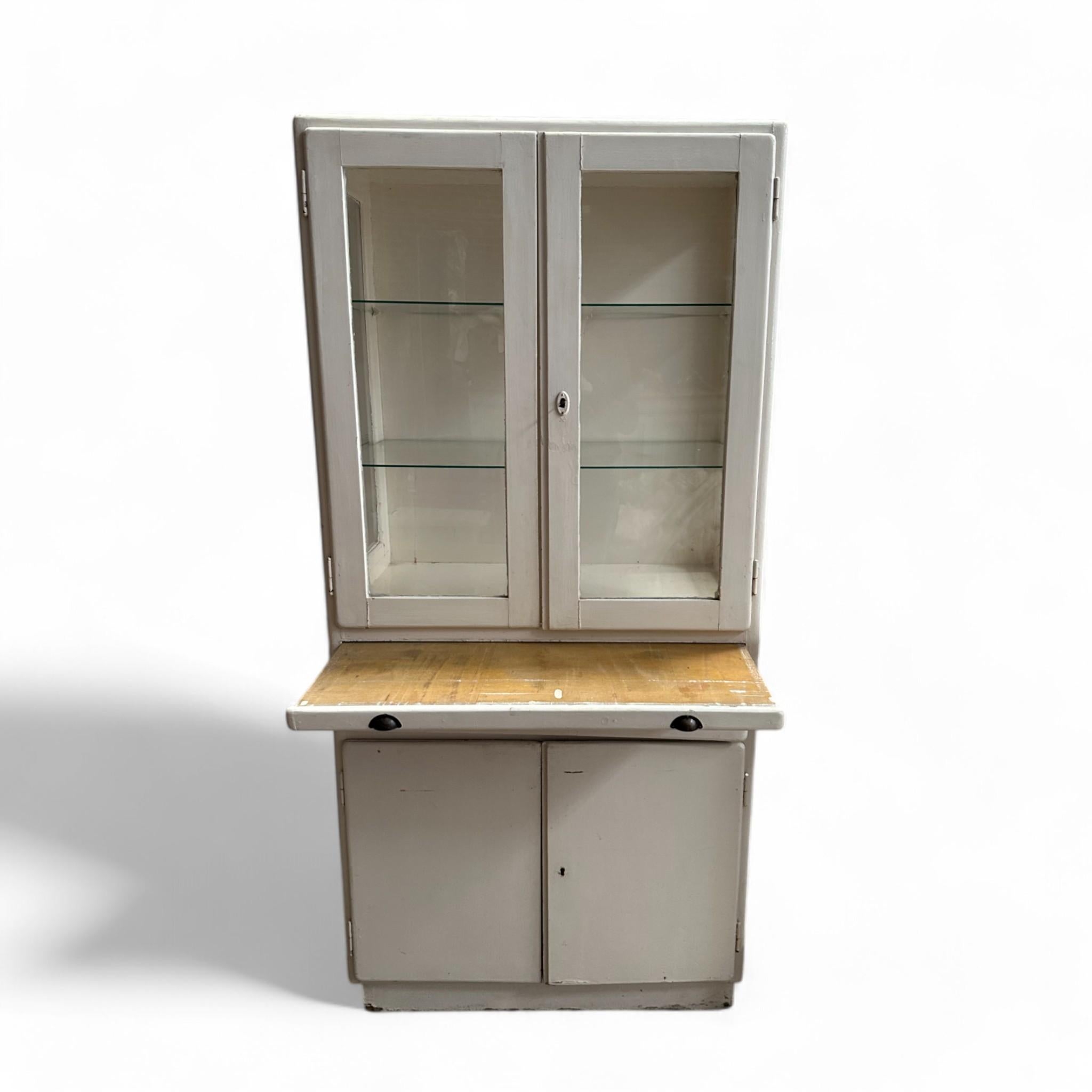 Add a touch of timeless charm to your bathroom with this exquisite antique white medicine cabinet. Boasting a classic design, this piece offers both style and functionality.