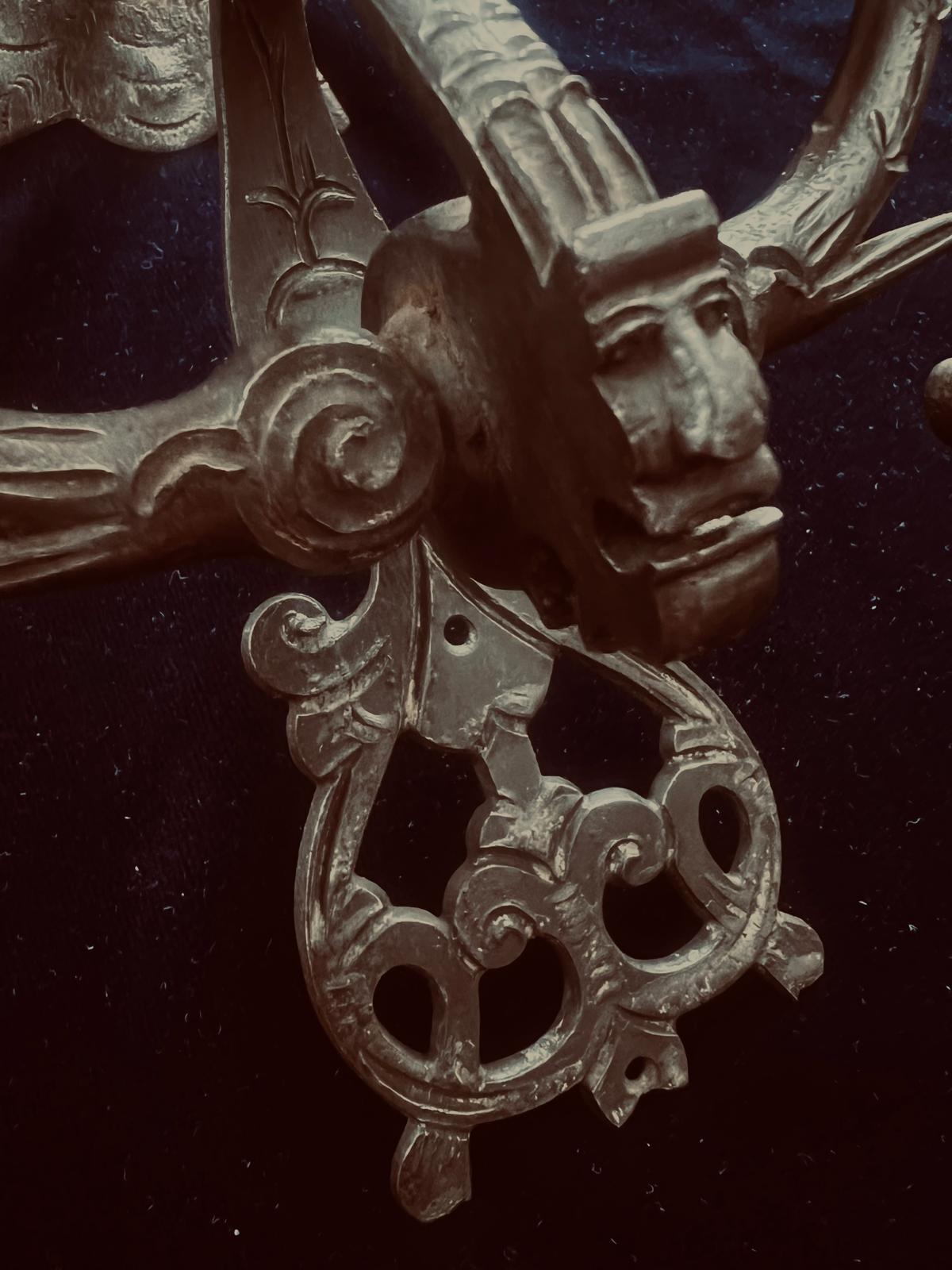 Antigua aldaba medieval de hierro forjado del siglo XVI con volutas Italiano en venta