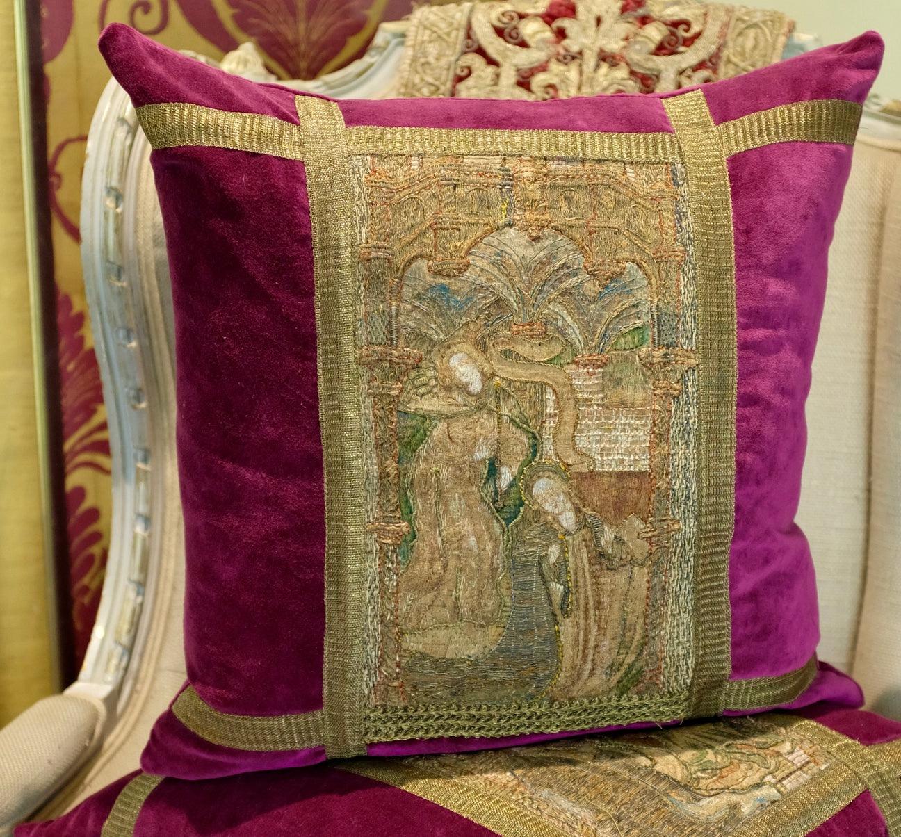 Gothique Panneau brodé médiéval ancien  Oreiller en vente