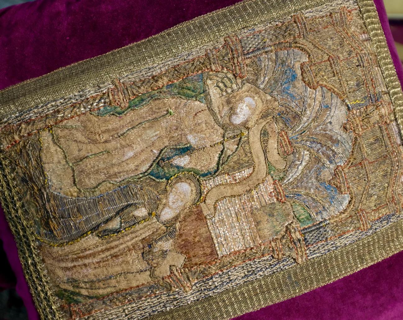 Panneau brodé médiéval ancien  Oreiller Bon état - En vente à Canterbury, GB