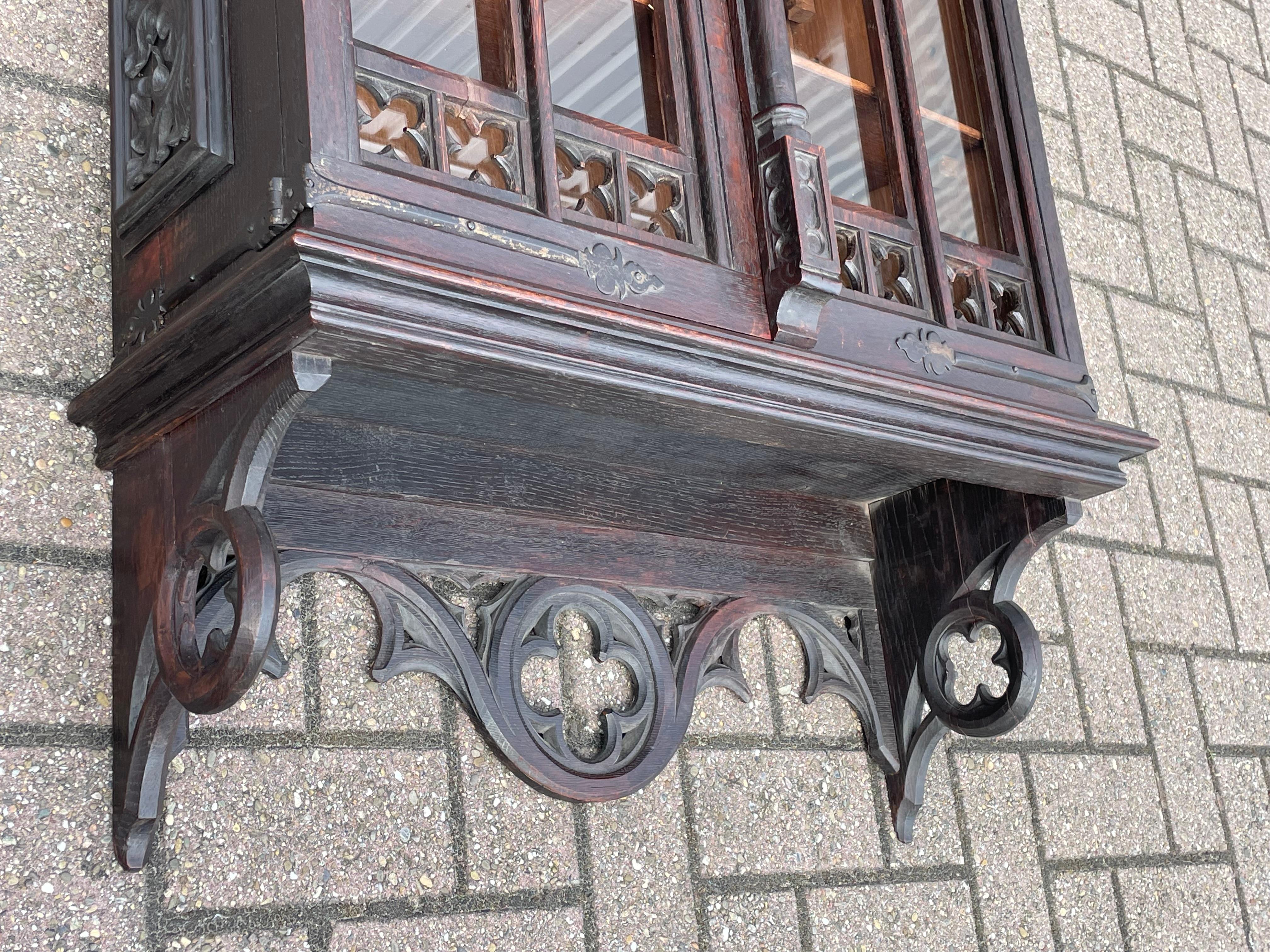 Antique Medieval Gothic Style, Large Oak Hanging Wall Cabinet w. Church Windows In Good Condition In Lisse, NL