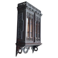 Antiguo Armario de Pared Colgante de Roble de Estilo Gótico Medieval con. Ventanas de la Iglesia