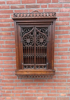 Antiguo Armario Colgante de Pared de Roble de Estilo Gótico Medieval con Ventanas de Iglesia
