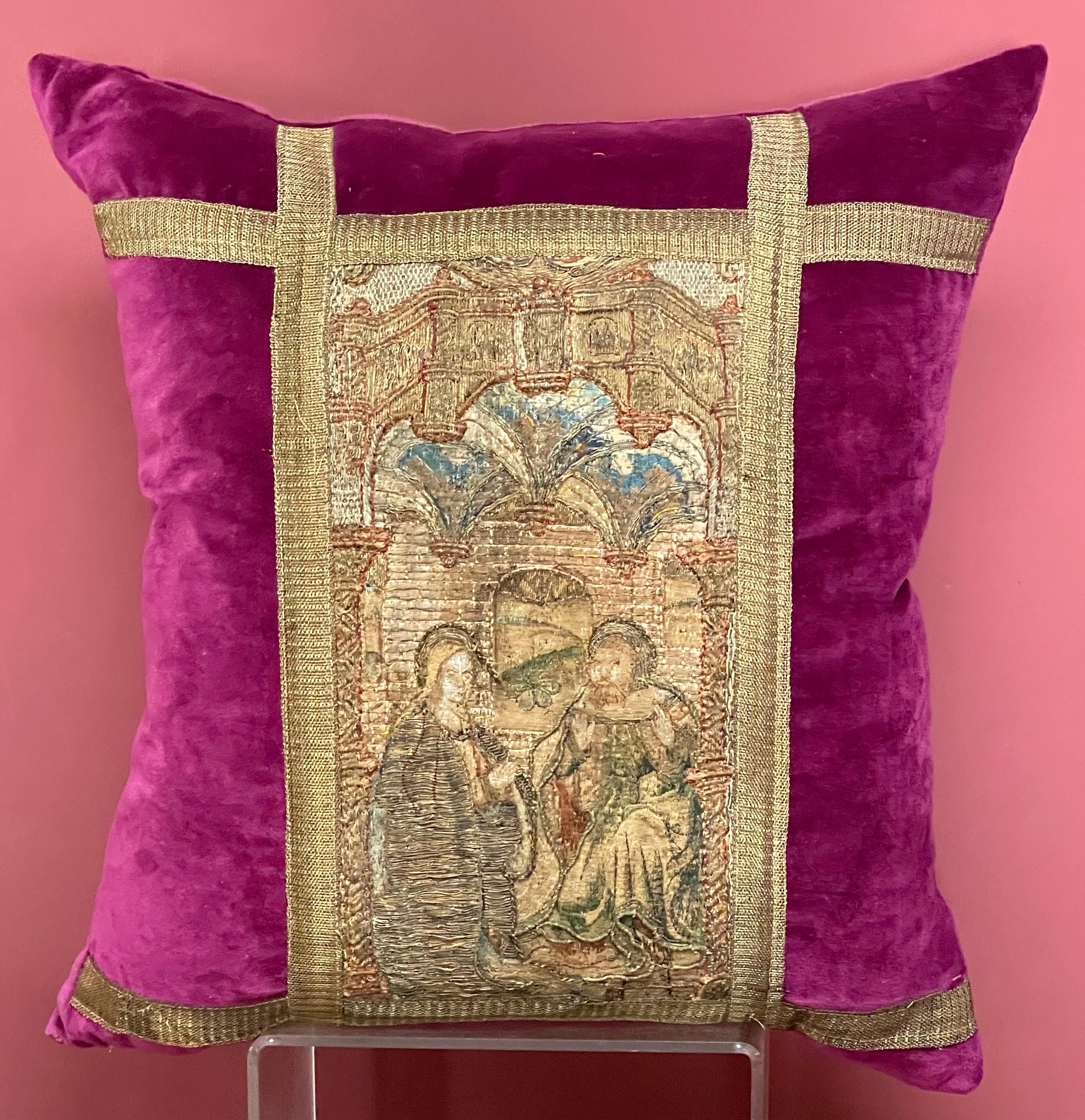 Almohada medieval antigua con panel de aguja Medieval en venta