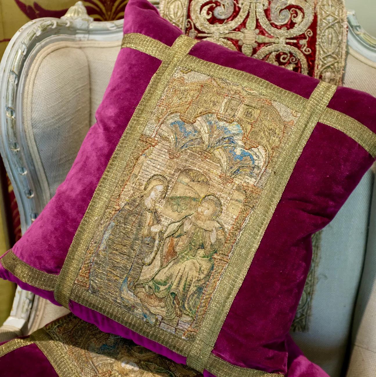 Almohada medieval antigua con panel de aguja Bordado en venta