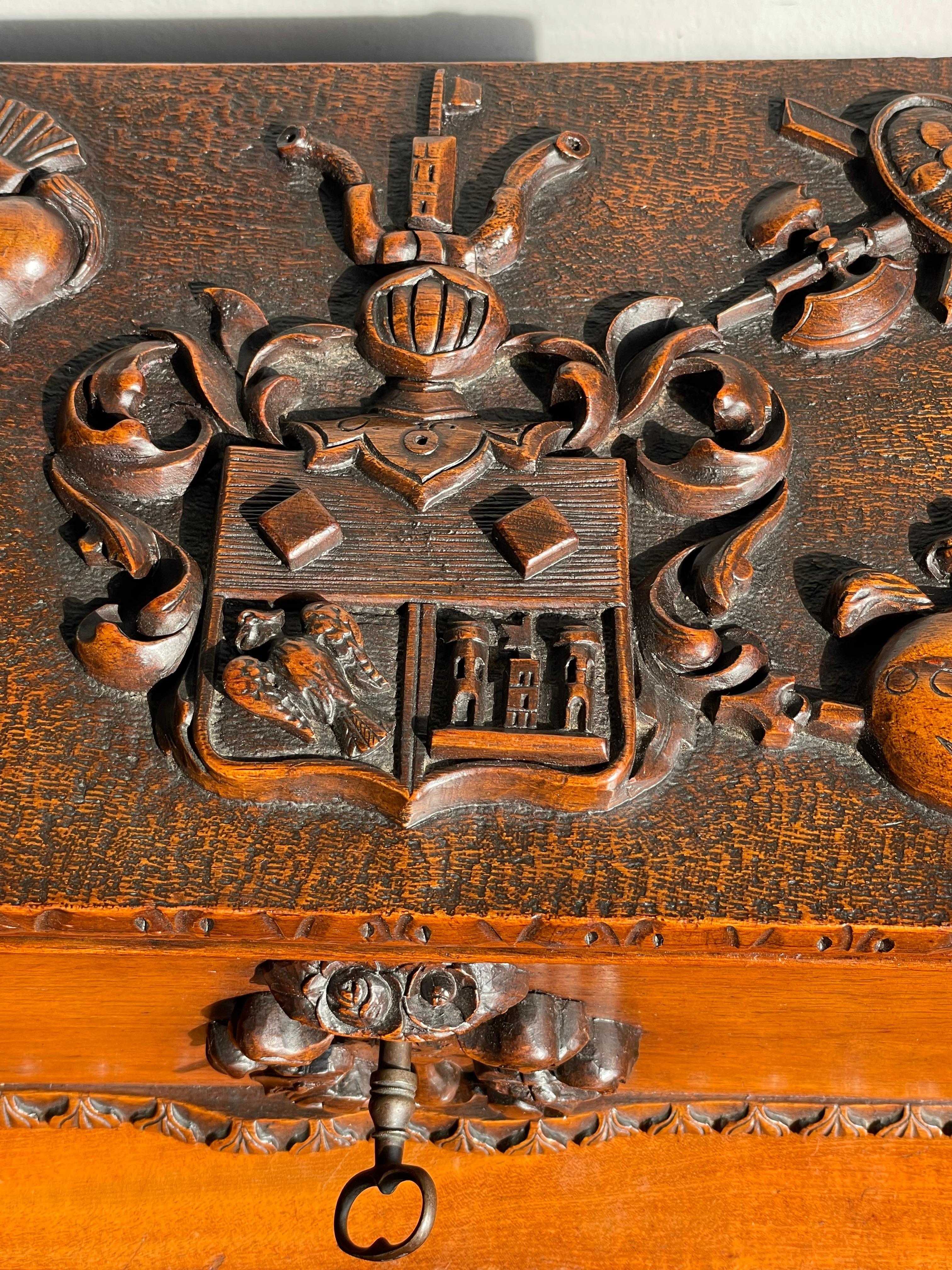Antike mittelalterliche Stil geschnitzt Nussbaum Box w. Heraldisches Wappen Ritterharnisch (Gegossen) im Angebot