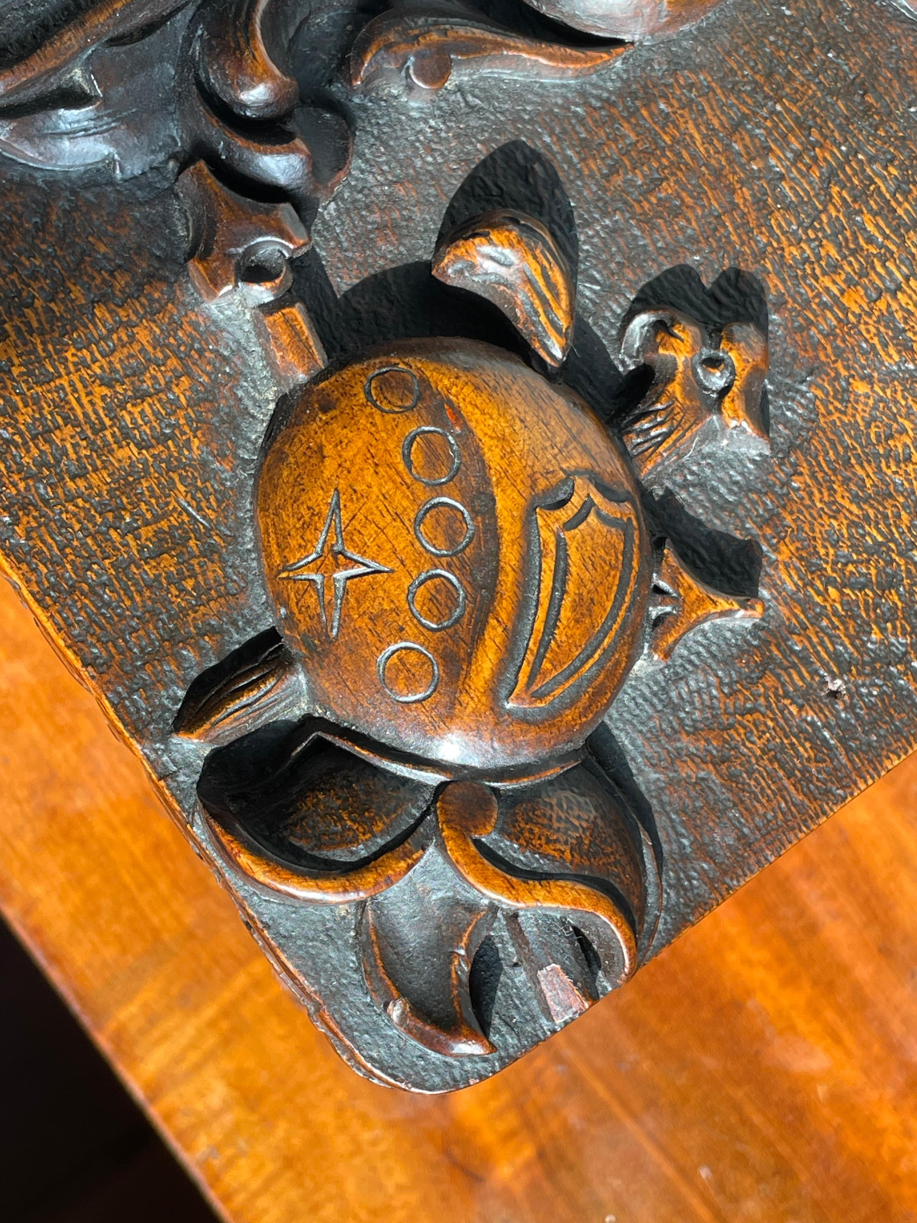 Antike mittelalterliche Stil geschnitzt Nussbaum Box w. Heraldisches Wappen Ritterharnisch (Messing) im Angebot