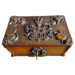 Ancienne boîte en bois de noyer sculpté de style médiéval avec. Armoiries héraldiques Armure de chevalier