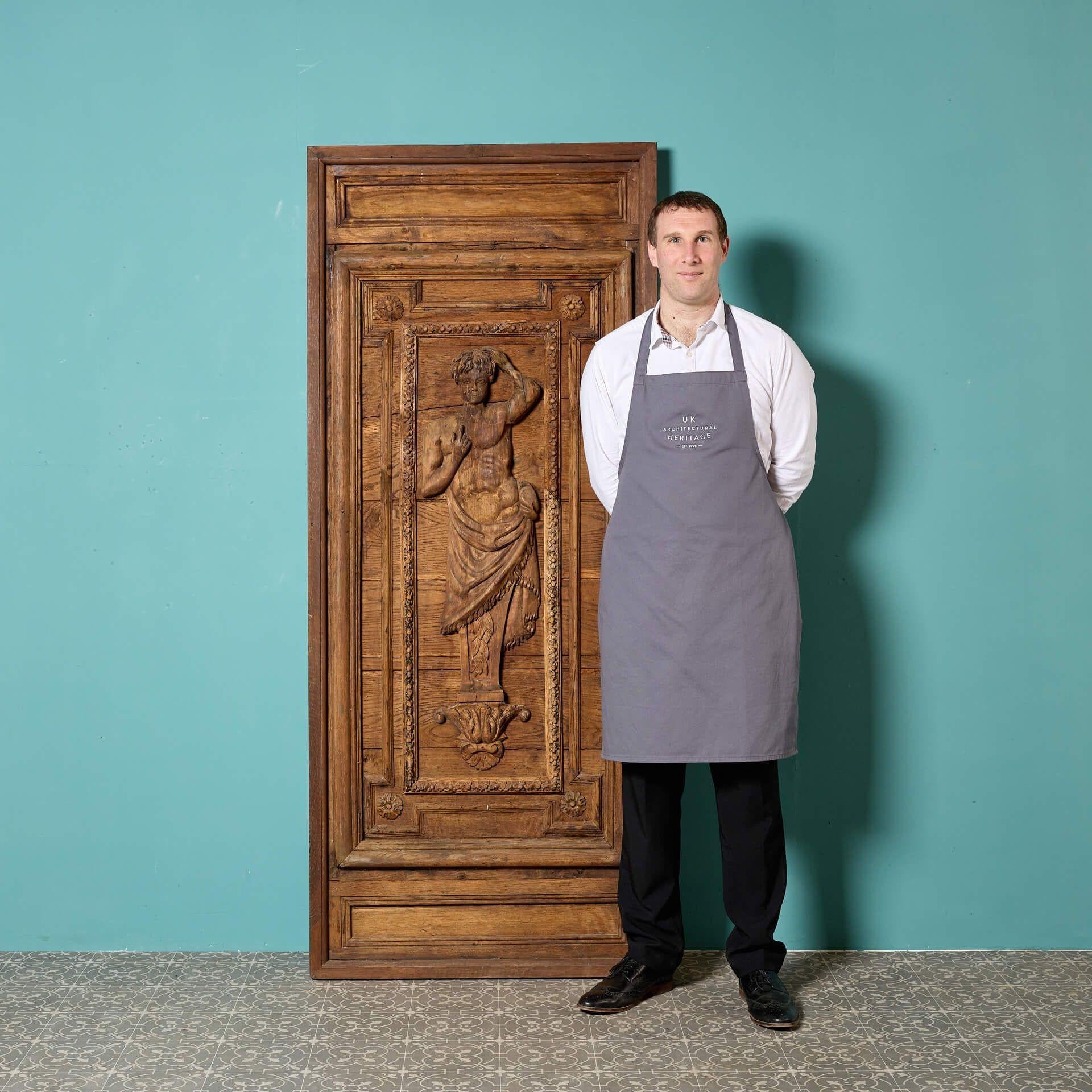 Eine antike, im mittelalterlichen Stil geschnitzte Eichentür oder -tafel aus dem 18. Jahrhundert; eine von zwei ähnlichen, die bei UK Heritage zum Verkauf stehen.

Diese geschnitzte antike Tür, die früher als dekoratives Paneel diente und dann in