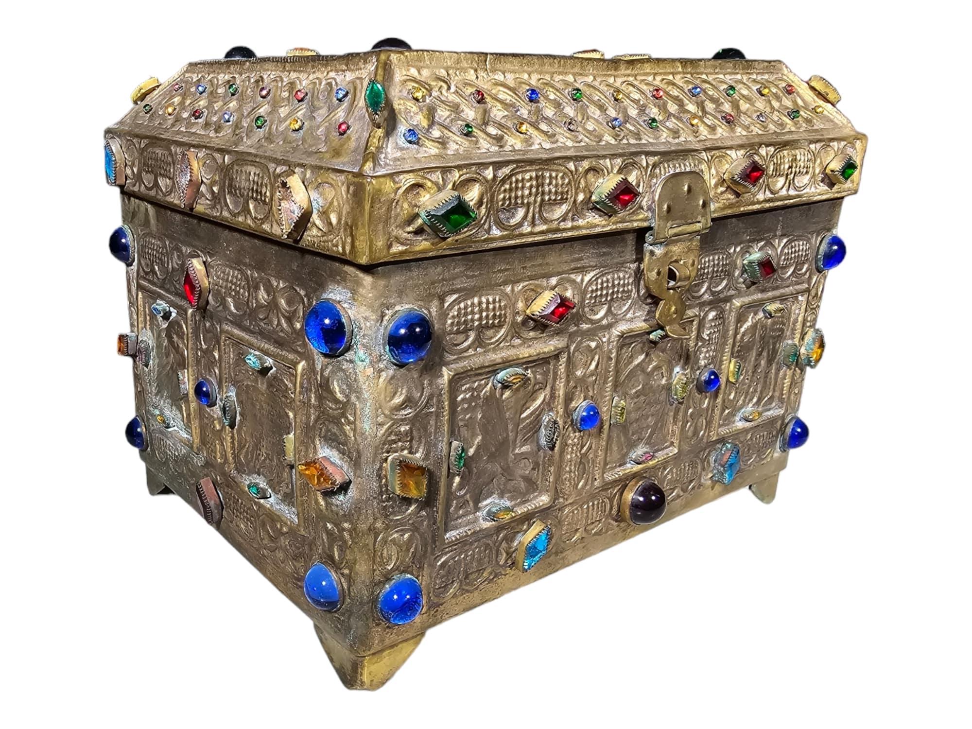 Bronzo Antico cassettone in stile medievale Circa 1900 in vendita