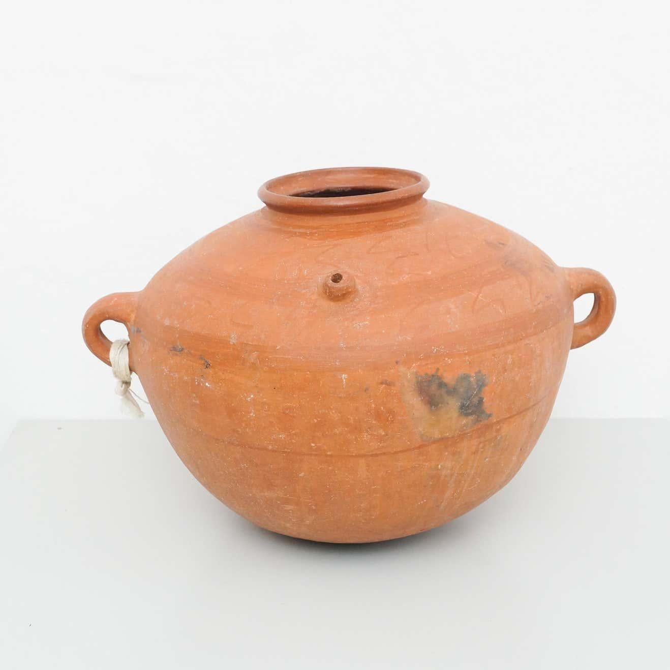 Ceramica mediterranea antica, Spagna, circa s.XIX.    In condizioni originali, l'usura è coerente con l'età e l'uso, conservando una bella patina.    Materiali:  Ceramica    Dimensioni:  ø 56 cm x H. 36 cm.