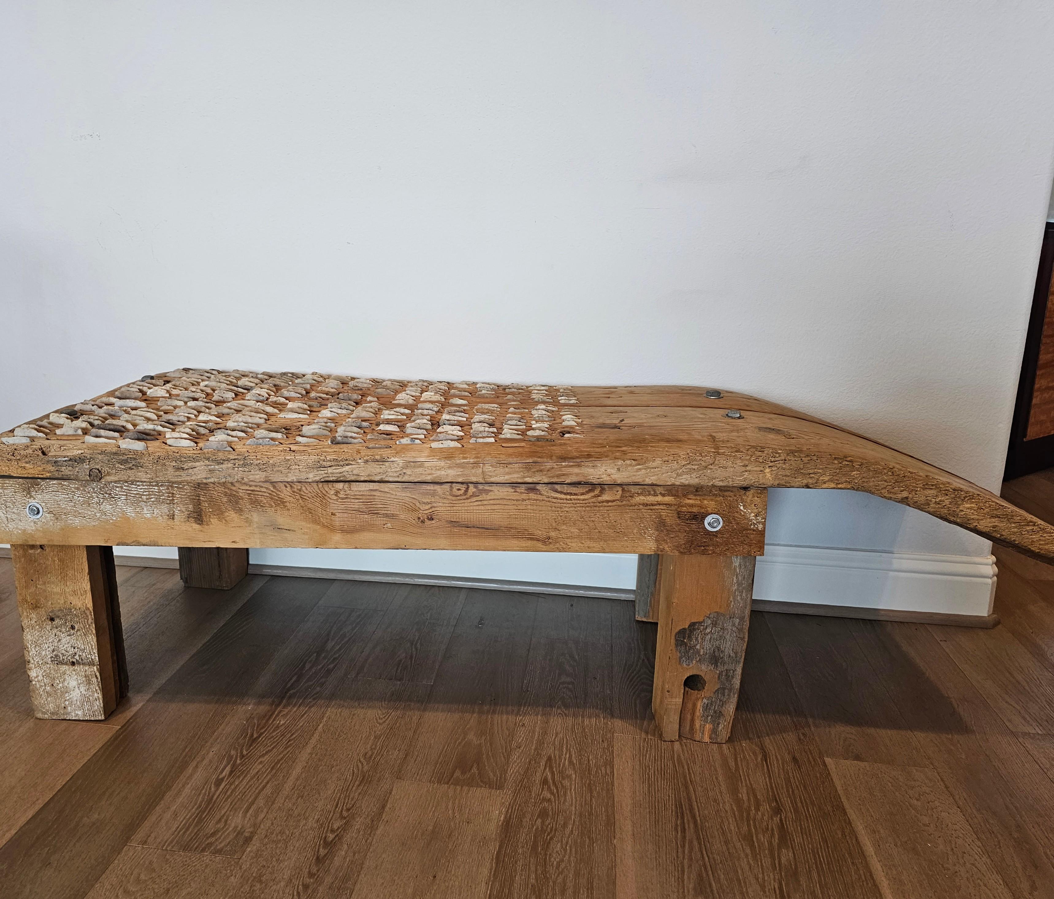 Ancienne planche à battre de ferme méditerranéenne Banc ou table Tribulum primitif  en vente 7