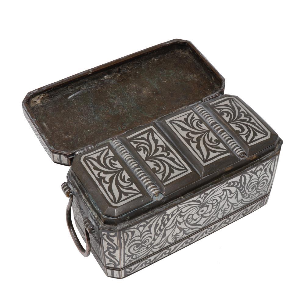 Boîte de noix de bétel moyenne ancienne, Maranao, Philippines du Sud (Mindanao) en vente 3