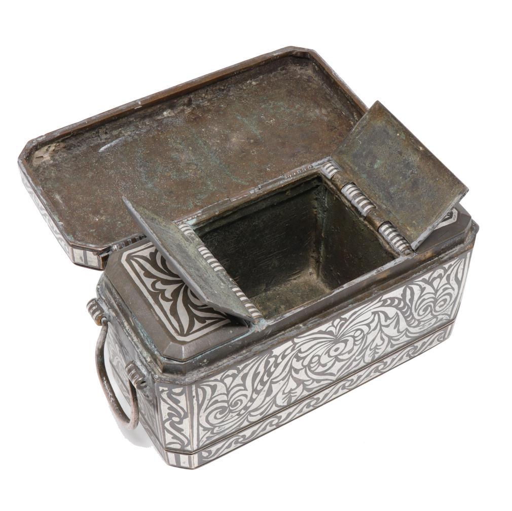 Boîte de noix de bétel moyenne ancienne, Maranao, Philippines du Sud (Mindanao) en vente 4