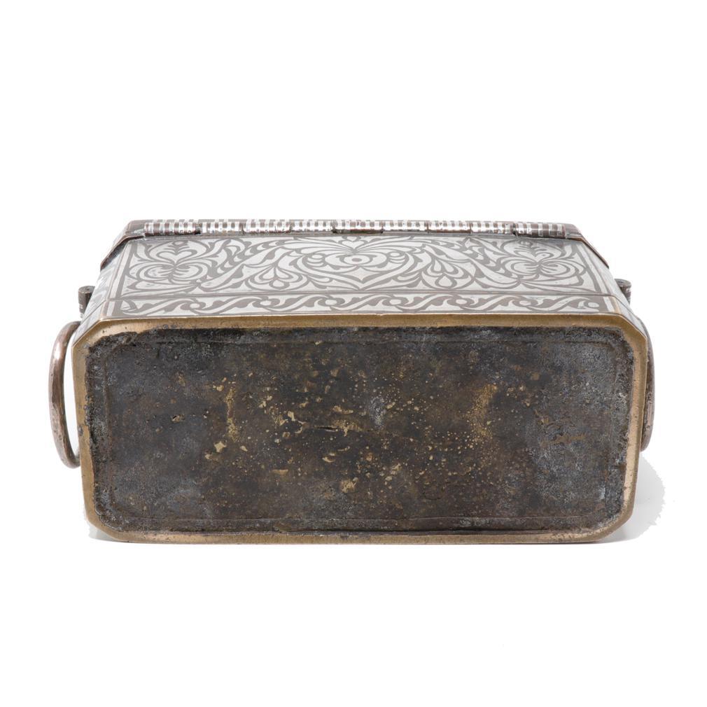 Boîte de noix de bétel moyenne ancienne, Maranao, Philippines du Sud (Mindanao) en vente 5