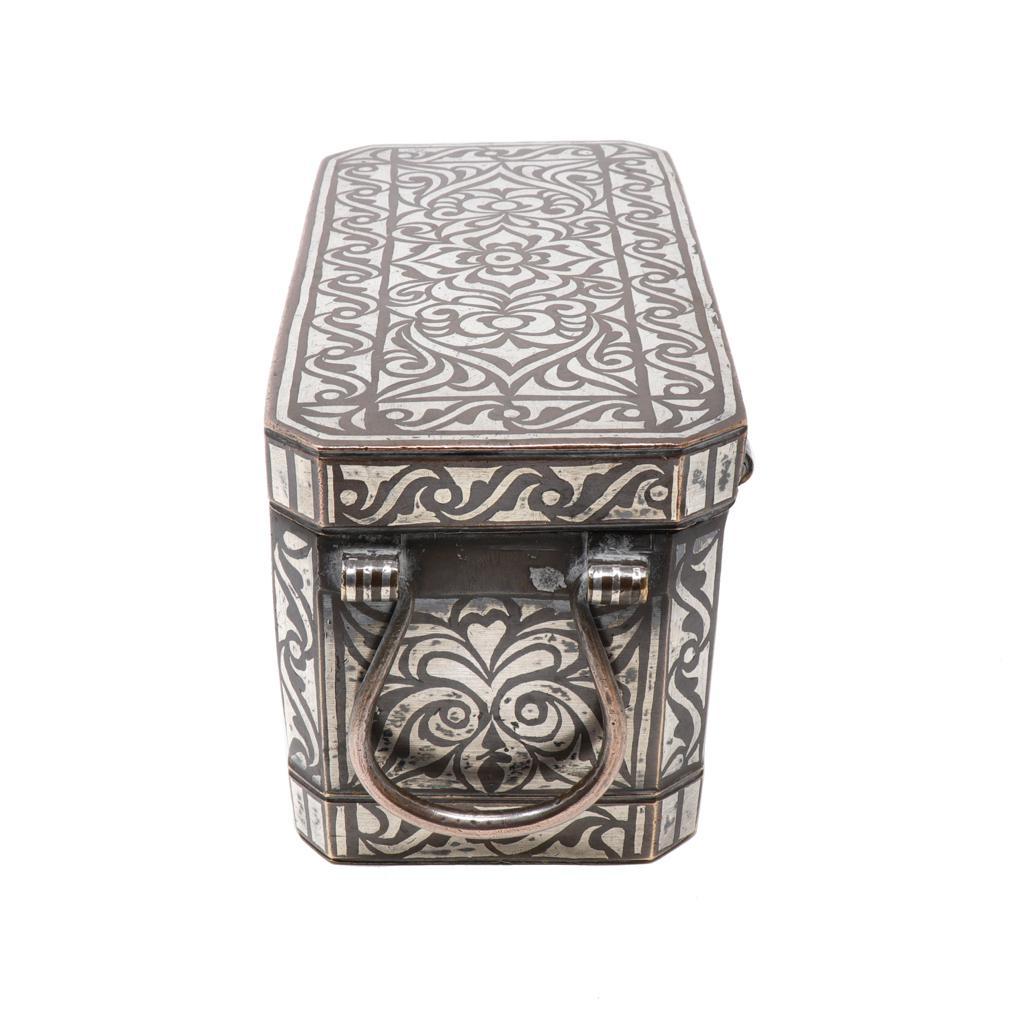 Tribal Boîte de noix de bétel moyenne ancienne, Maranao, Philippines du Sud (Mindanao) en vente