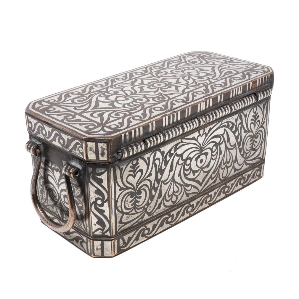 Moulage Boîte de noix de bétel moyenne ancienne, Maranao, Philippines du Sud (Mindanao) en vente