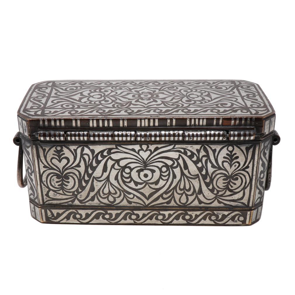 Boîte de noix de bétel moyenne ancienne, Maranao, Philippines du Sud (Mindanao) Bon état - En vente à Point Richmond, CA