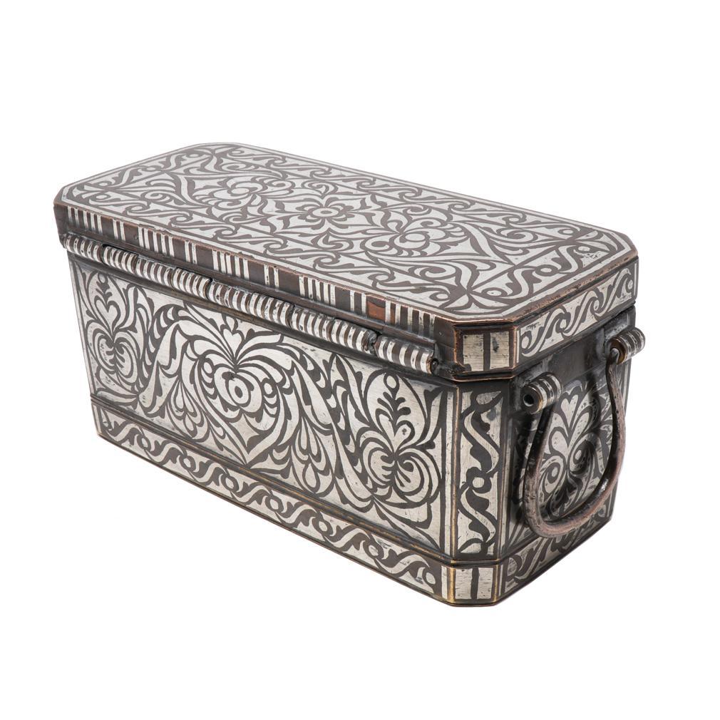 Début du 20ème siècle Boîte de noix de bétel moyenne ancienne, Maranao, Philippines du Sud (Mindanao) en vente