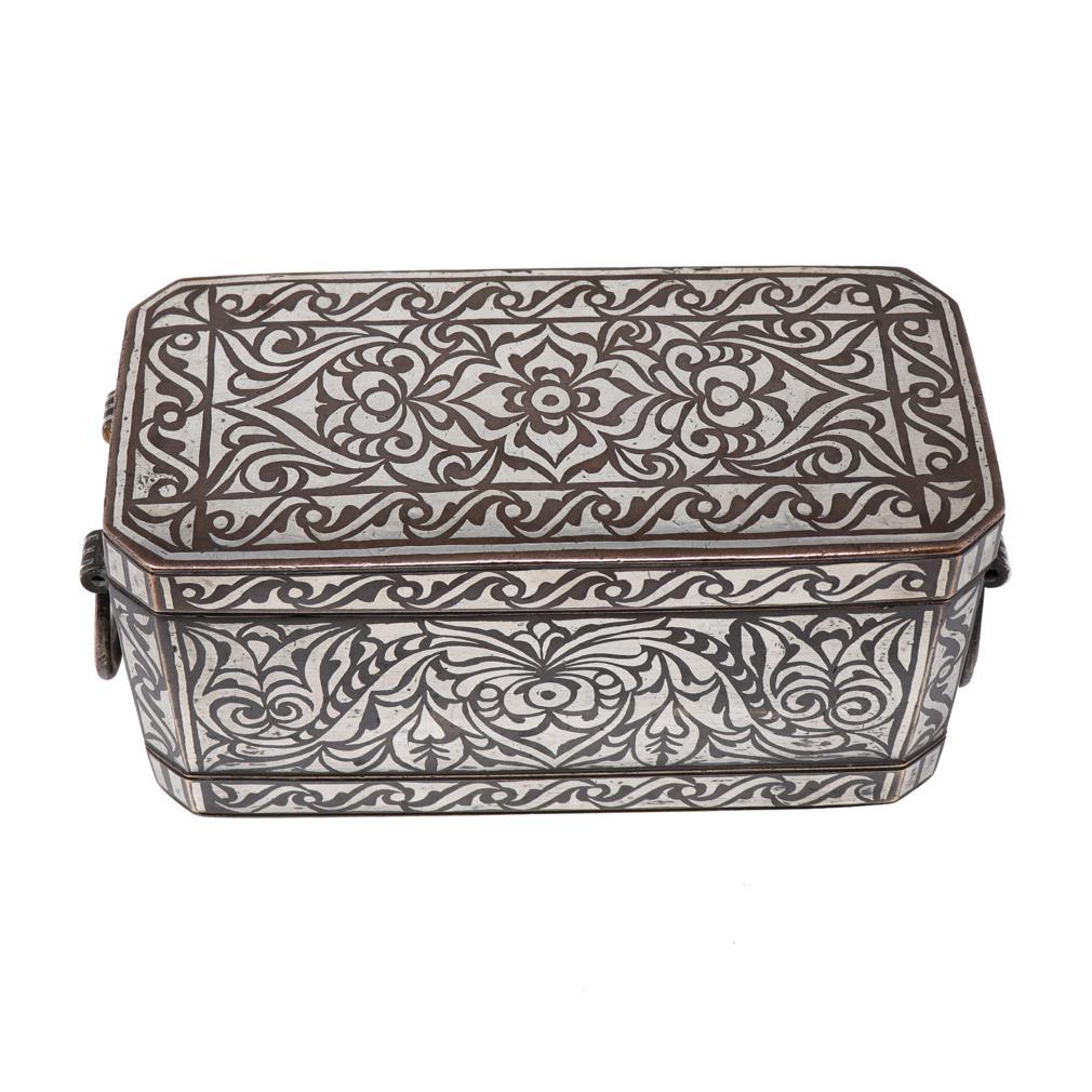 Boîte de noix de bétel moyenne ancienne, Maranao, Philippines du Sud (Mindanao) en vente 1