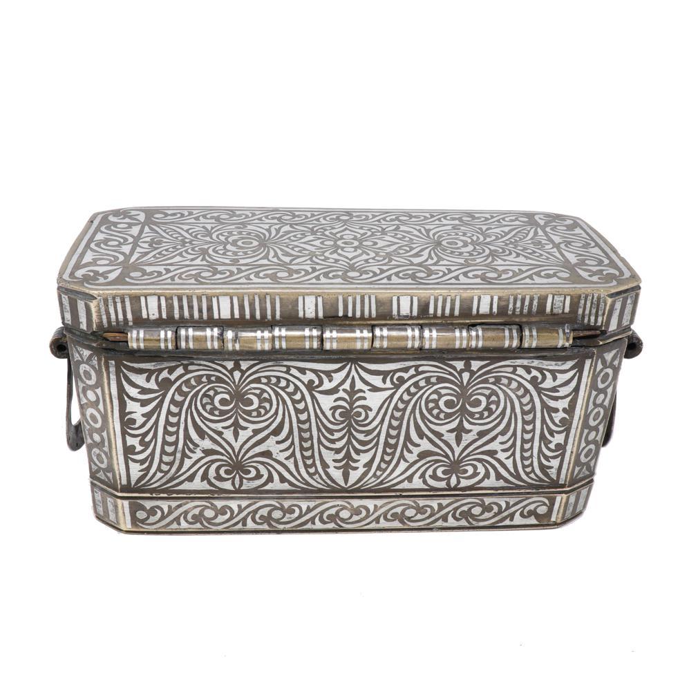 Antique Medium Maranao Betel Nut Box, Southern Philippines (Mindanao) Vaciado en venta